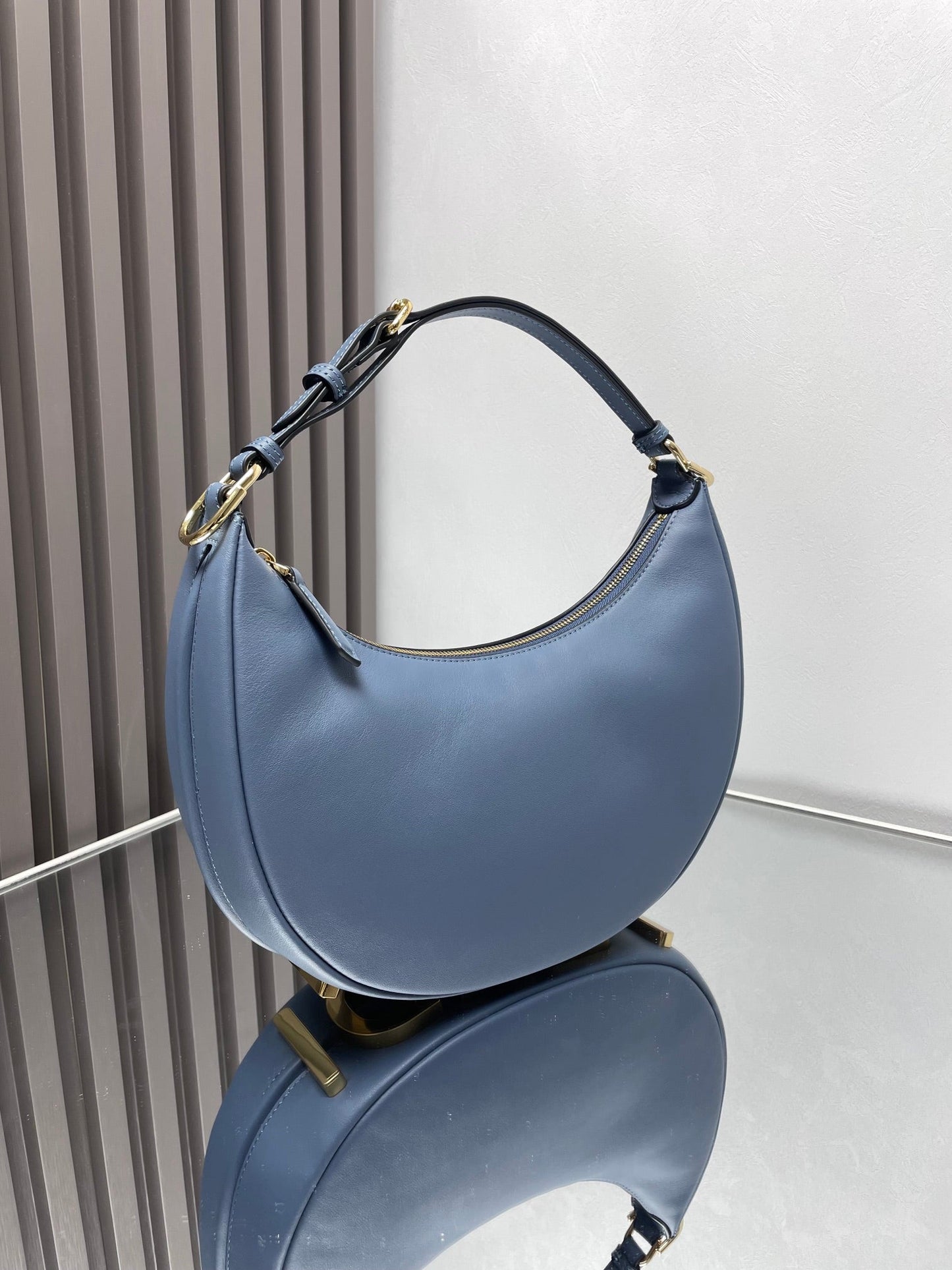 FENDIGRAPHY MEDIUM 29 IN QUEEN SMOOTH LAMBSKIN GOLD HARDWARE mysite