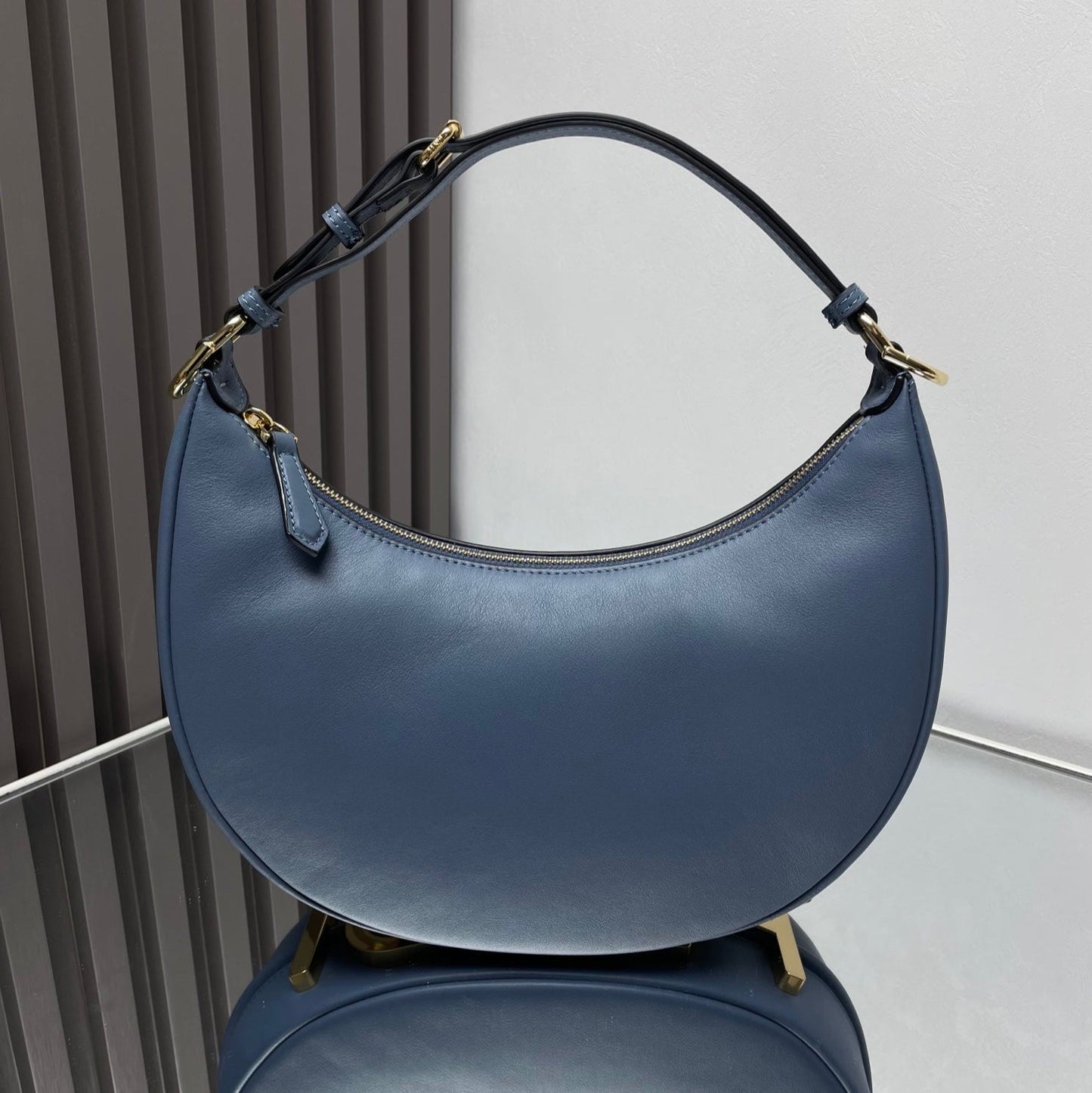 FENDIGRAPHY MEDIUM 29 IN QUEEN SMOOTH LAMBSKIN GOLD HARDWARE mysite