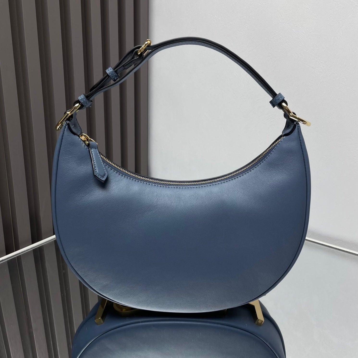 FENDIGRAPHY MEDIUM 29 IN QUEEN SMOOTH LAMBSKIN GOLD HARDWARE mysite