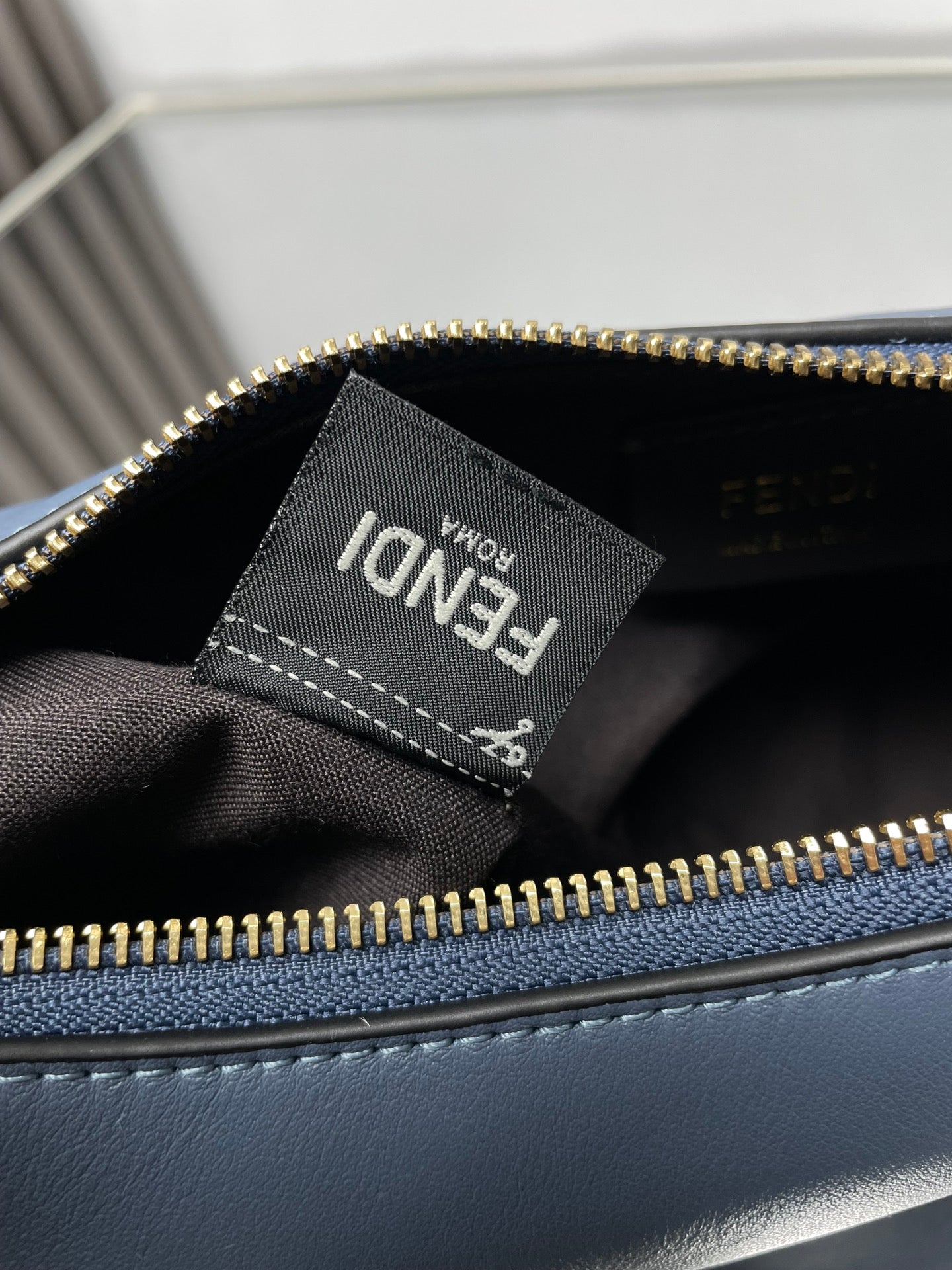 FENDIGRAPHY MEDIUM 29 IN QUEEN SMOOTH LAMBSKIN GOLD HARDWARE mysite