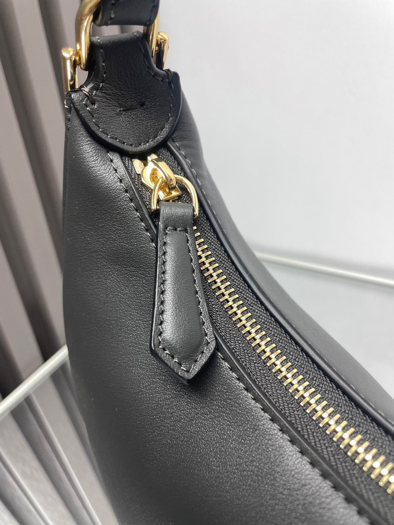 FENDIGRAPHY MEDIUM 29 IN BLACK SMOOTH LAMBSKIN GOLD HARDWARE mysite