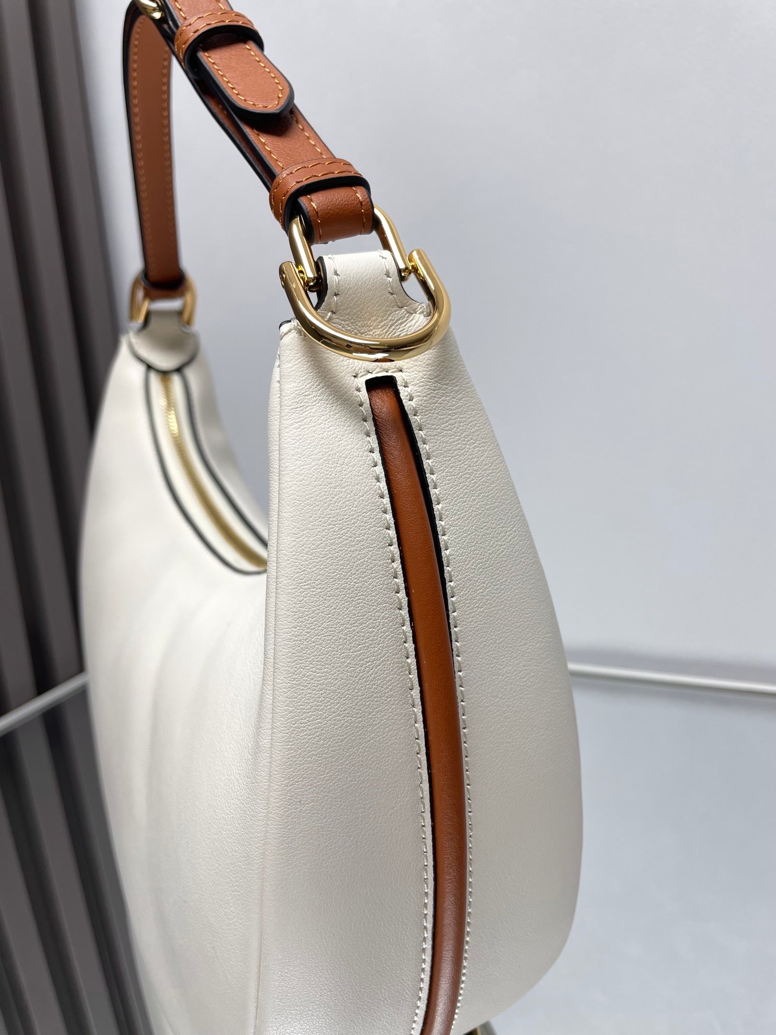 FENDIGRAPHY MEDIUM 29 IN WHITE AND ORANGE TRIM SMOOTH LAMBSKIN GOLD HARDWARE mysite