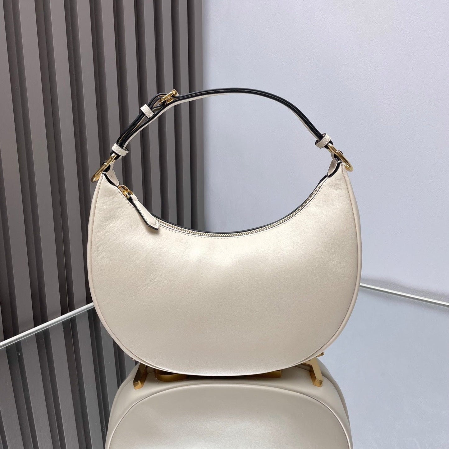 FENDIGRAPHY MEDIUM 29 IN WHITE SMOOTH LAMBSKIN GOLD HARDWARE mysite