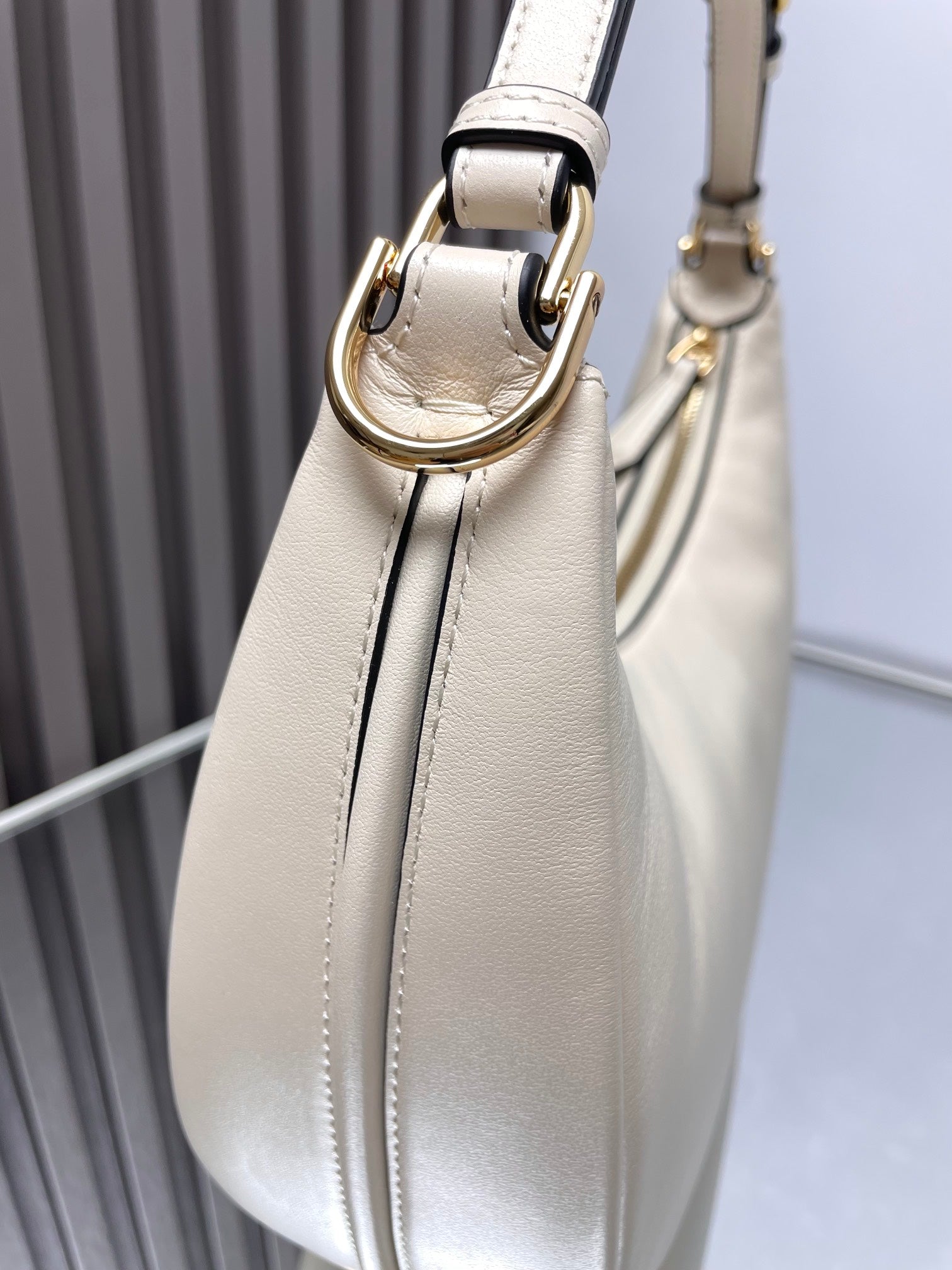 FENDIGRAPHY MEDIUM 29 IN WHITE SMOOTH LAMBSKIN GOLD HARDWARE mysite