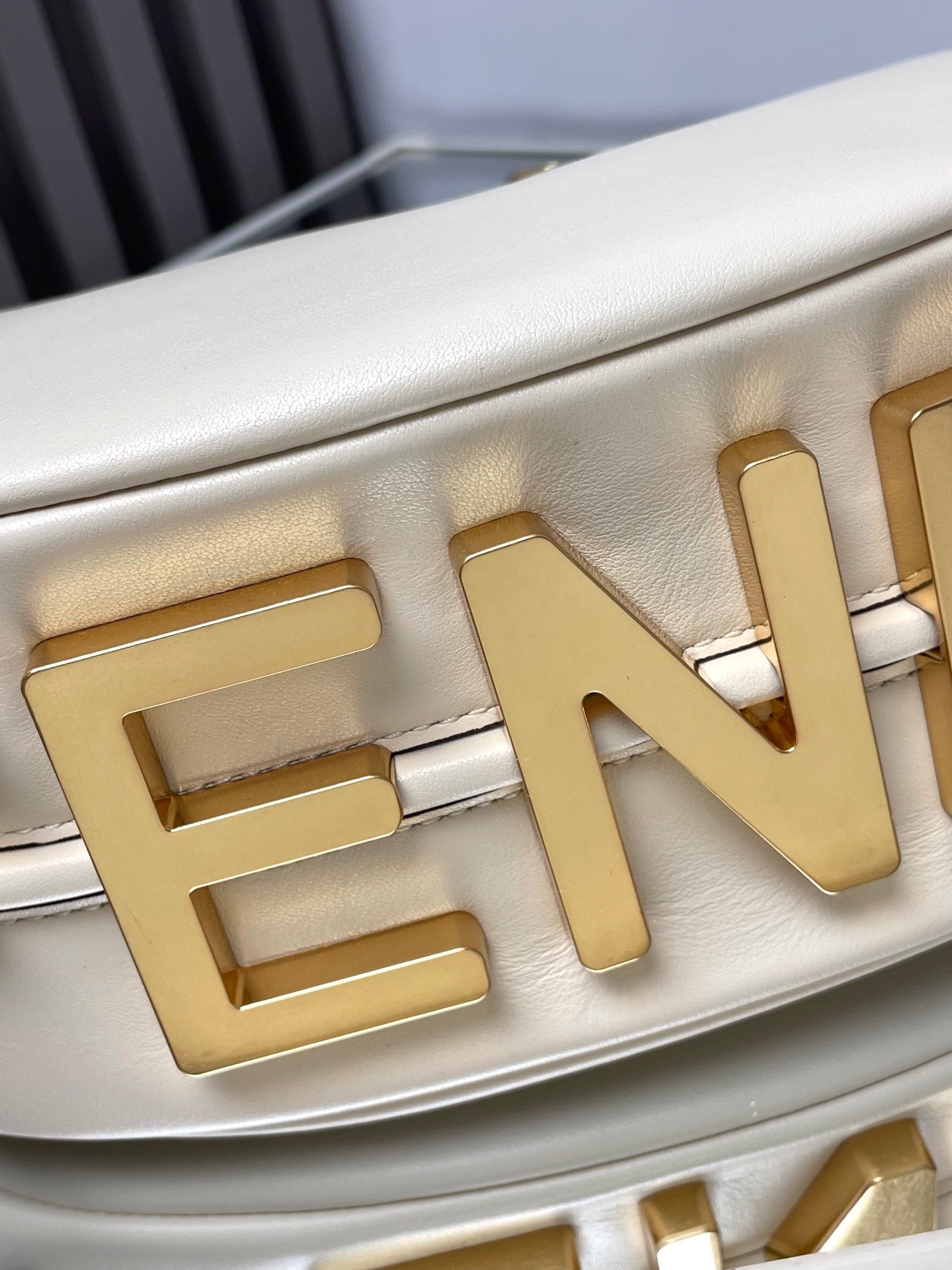 FENDIGRAPHY MEDIUM 29 IN WHITE SMOOTH LAMBSKIN GOLD HARDWARE mysite