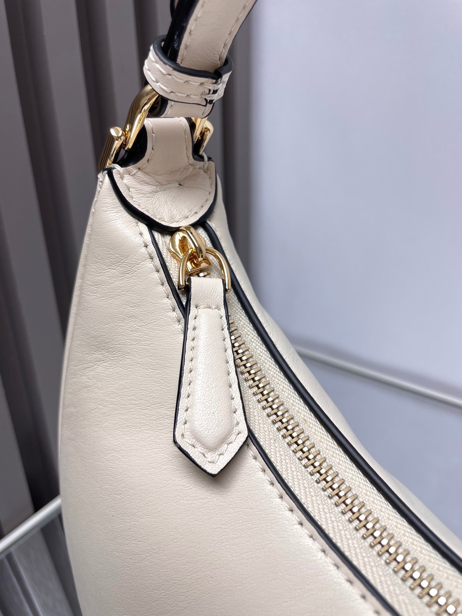 FENDIGRAPHY MEDIUM 29 IN WHITE SMOOTH LAMBSKIN GOLD HARDWARE mysite