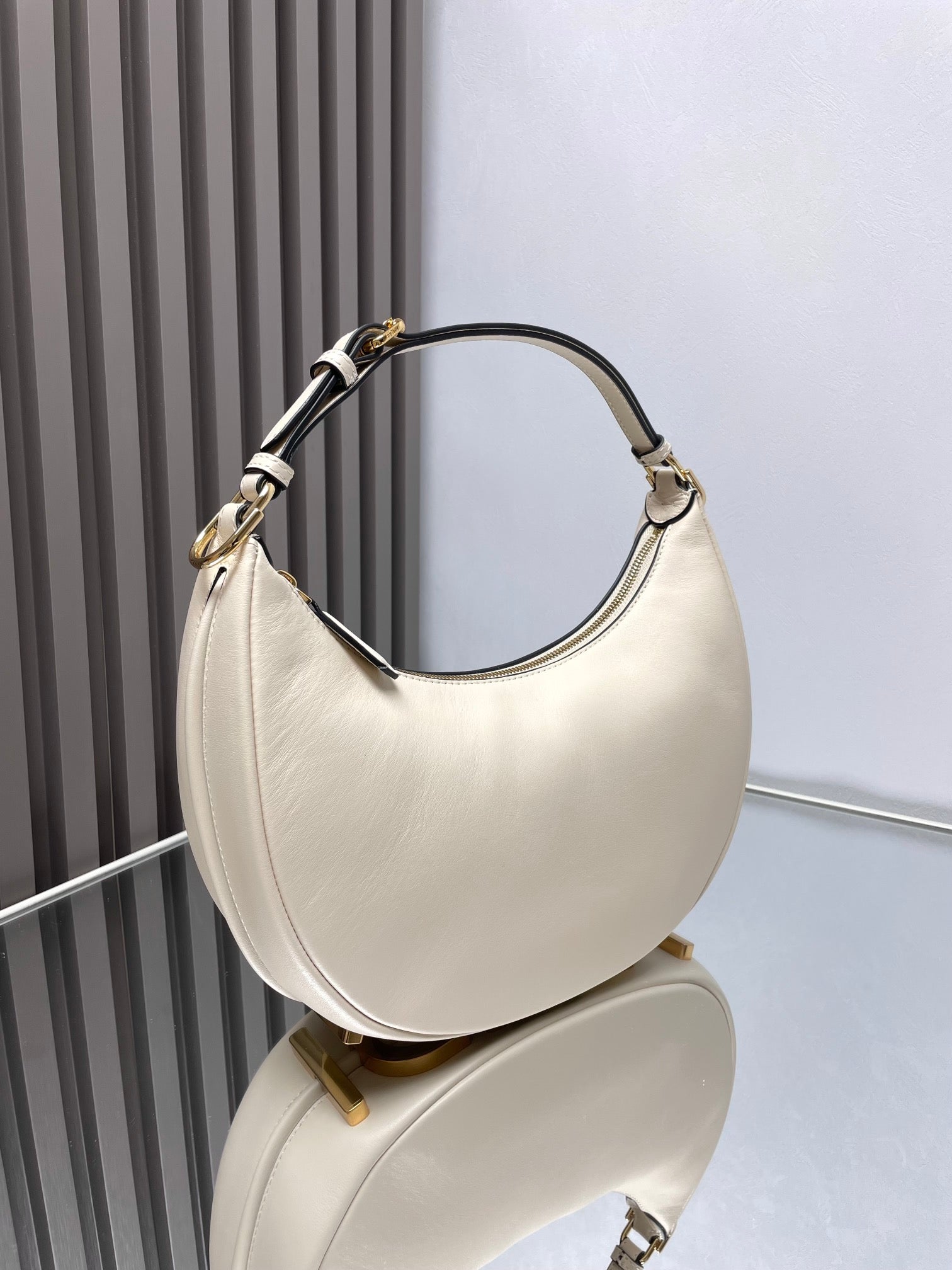 FENDIGRAPHY MEDIUM 29 IN WHITE SMOOTH LAMBSKIN GOLD HARDWARE mysite