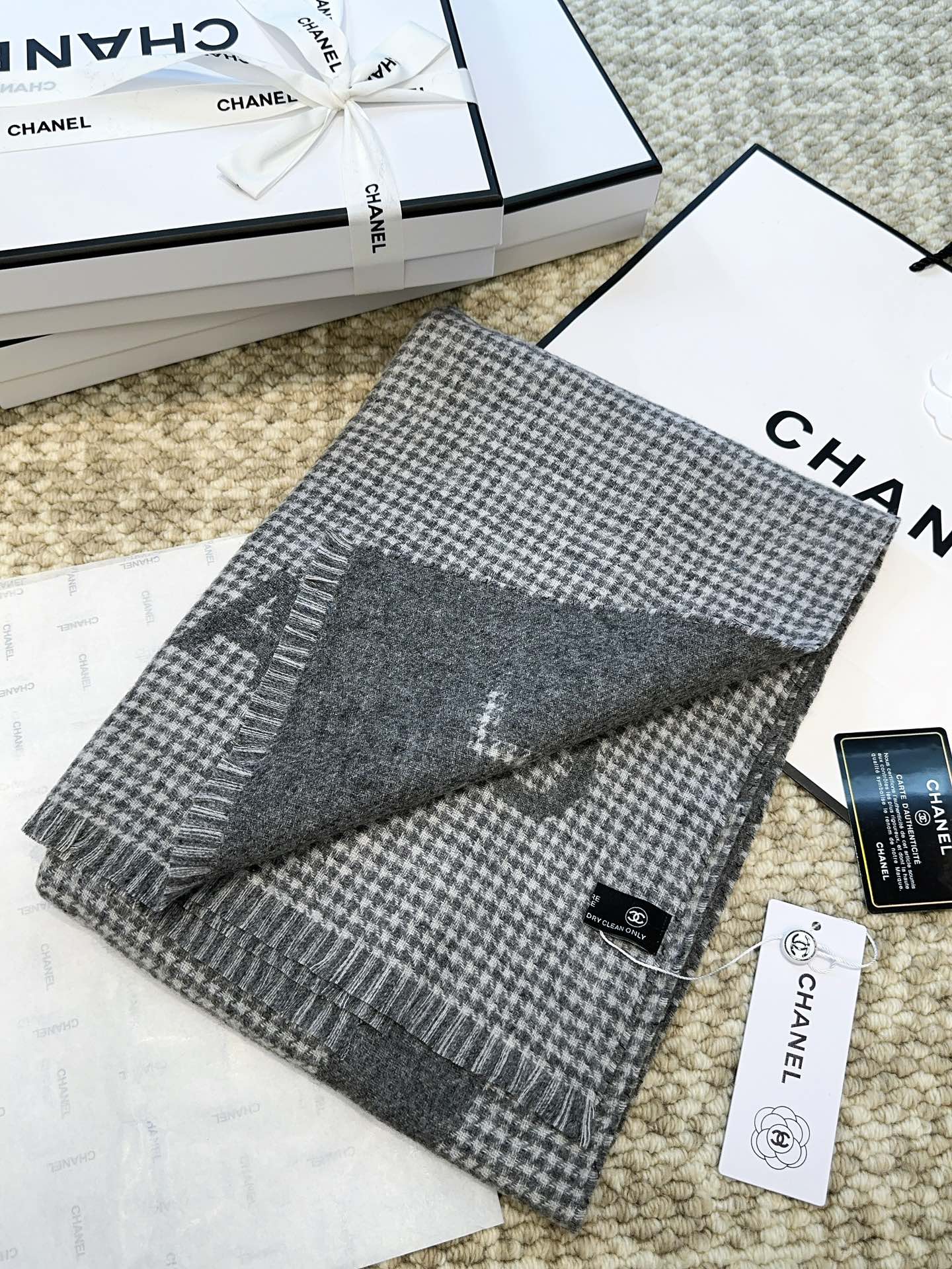 HOUNDSTOOTH SCARF 185 CM IN SHADOW GRAY CASHMERE 393122 mysite