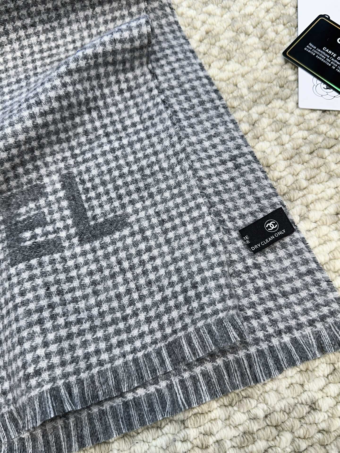 HOUNDSTOOTH SCARF 185 CM IN SHADOW GRAY CASHMERE 393122 mysite