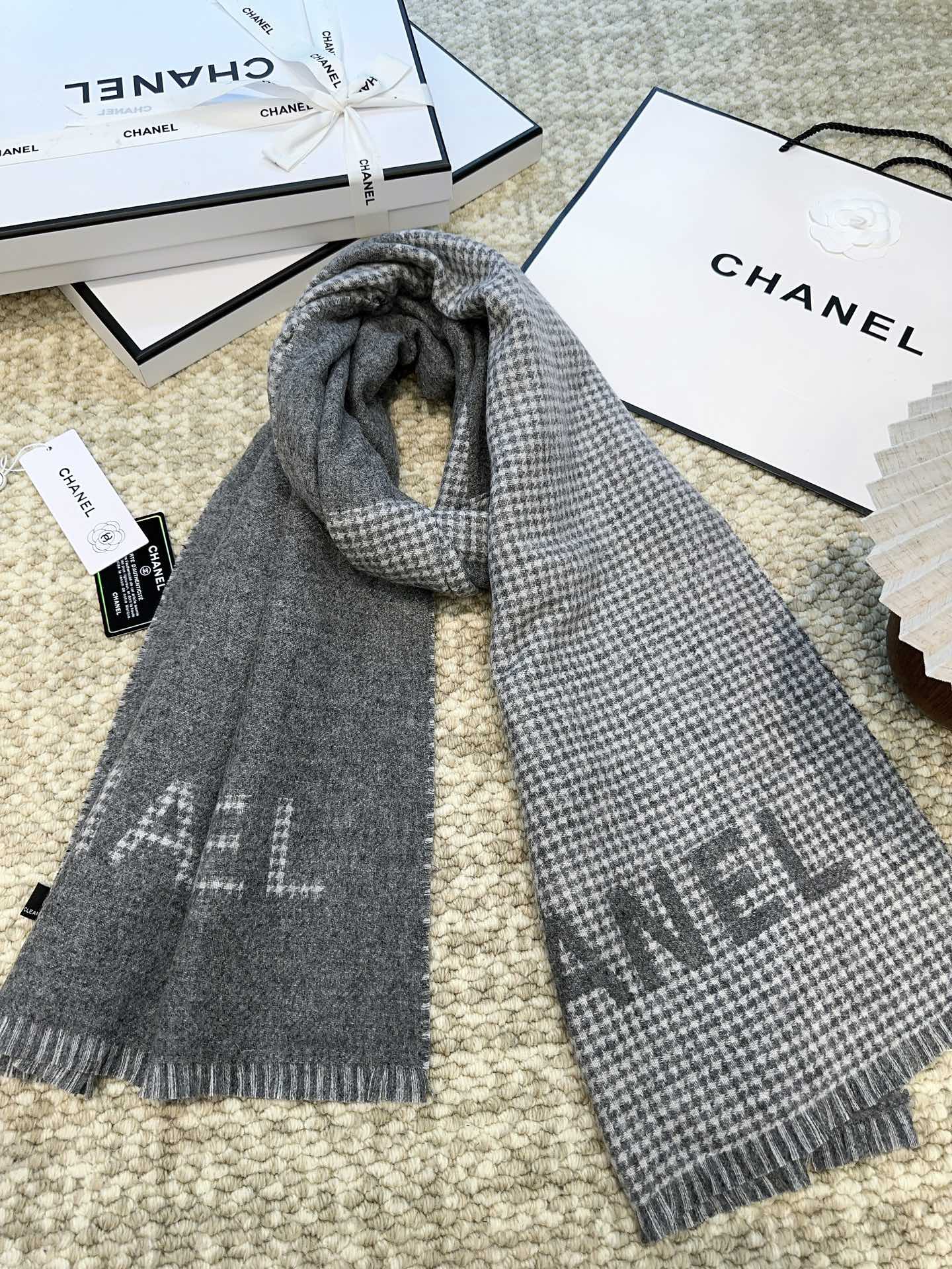 HOUNDSTOOTH SCARF 185 CM IN SHADOW GRAY CASHMERE 393122 mysite