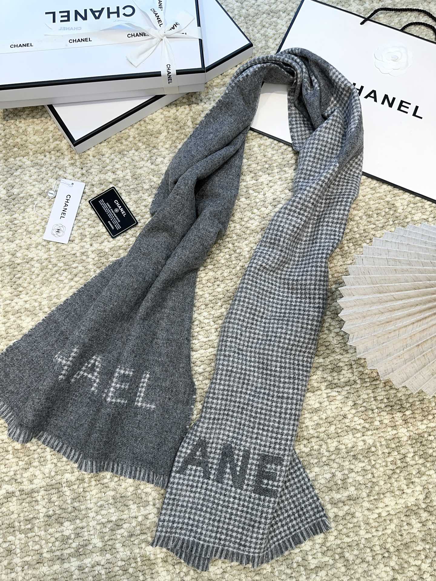 HOUNDSTOOTH SCARF 185 CM IN SHADOW GRAY CASHMERE 393122 mysite