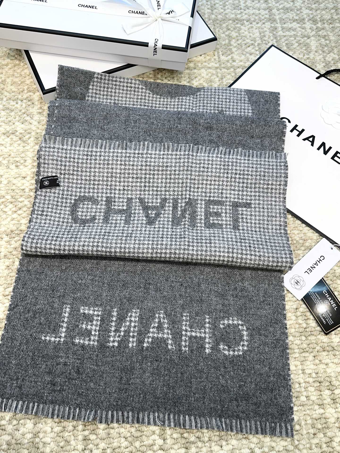 HOUNDSTOOTH SCARF 185 CM IN SHADOW GRAY CASHMERE 393122 mysite