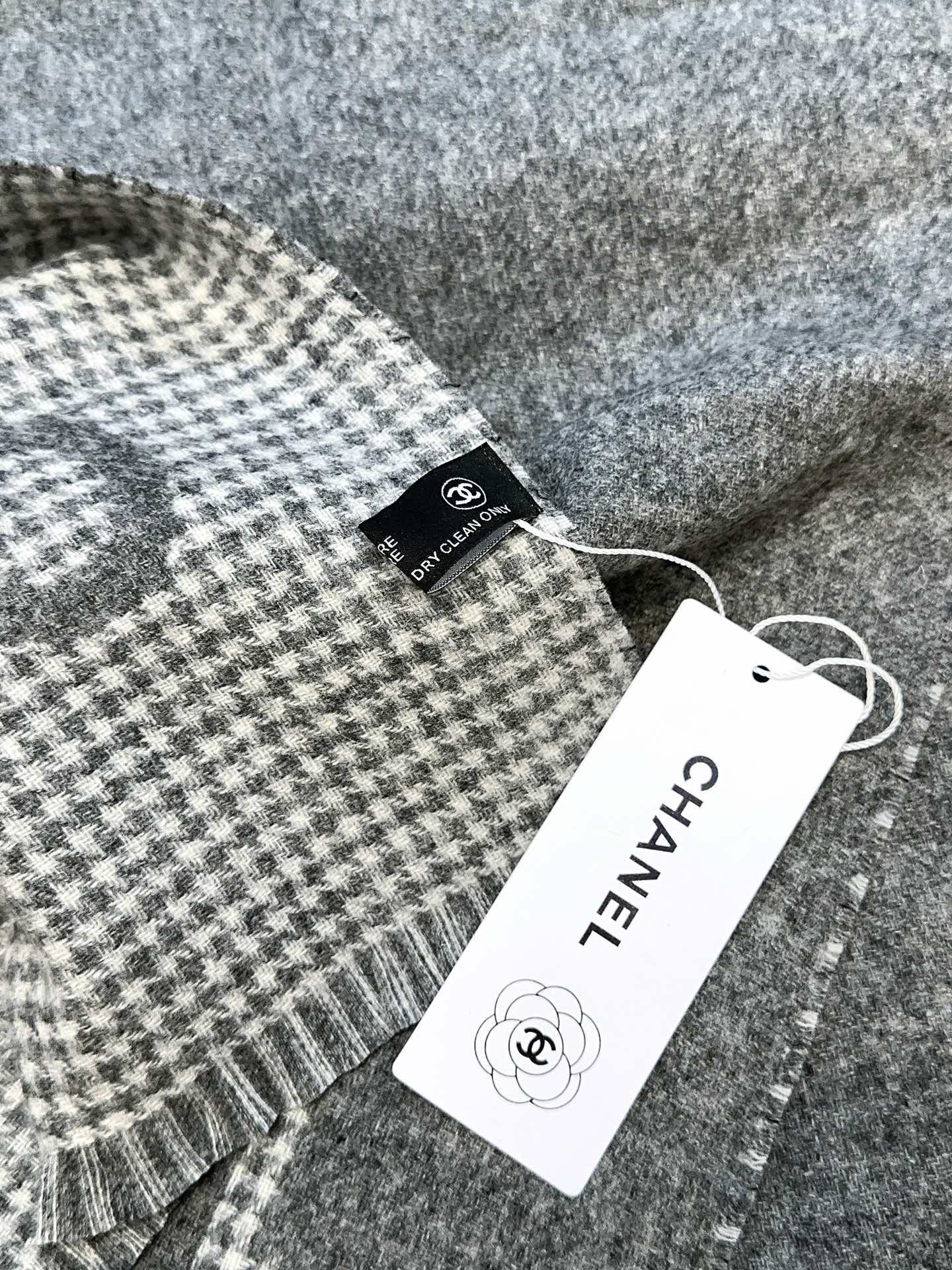 HOUNDSTOOTH SCARF 185 CM IN SHADOW GRAY CASHMERE 393122 mysite