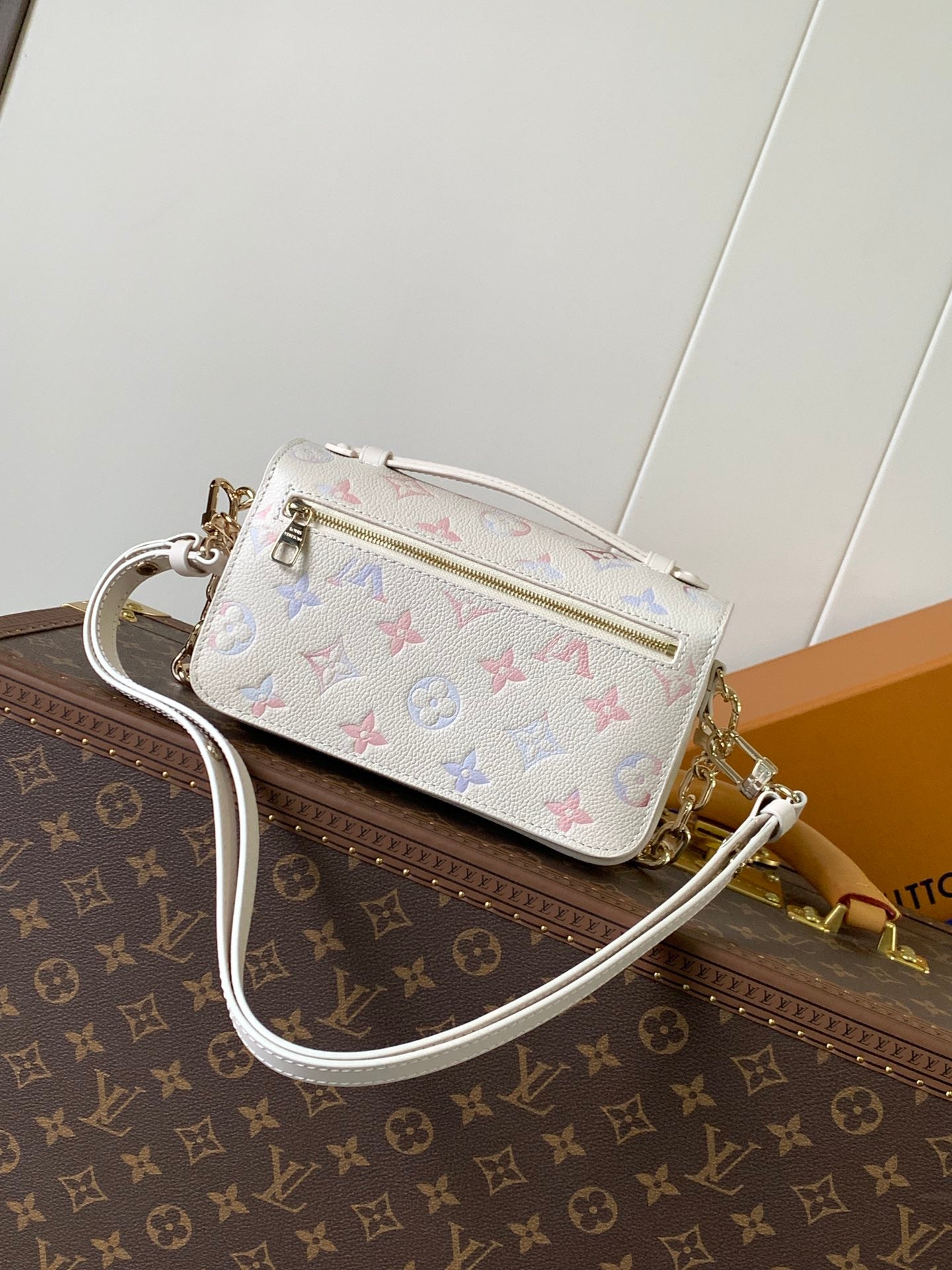 LV 25s Pochette Métis East West Dream Monogram Embossed Cowhide-Light GHW mysite