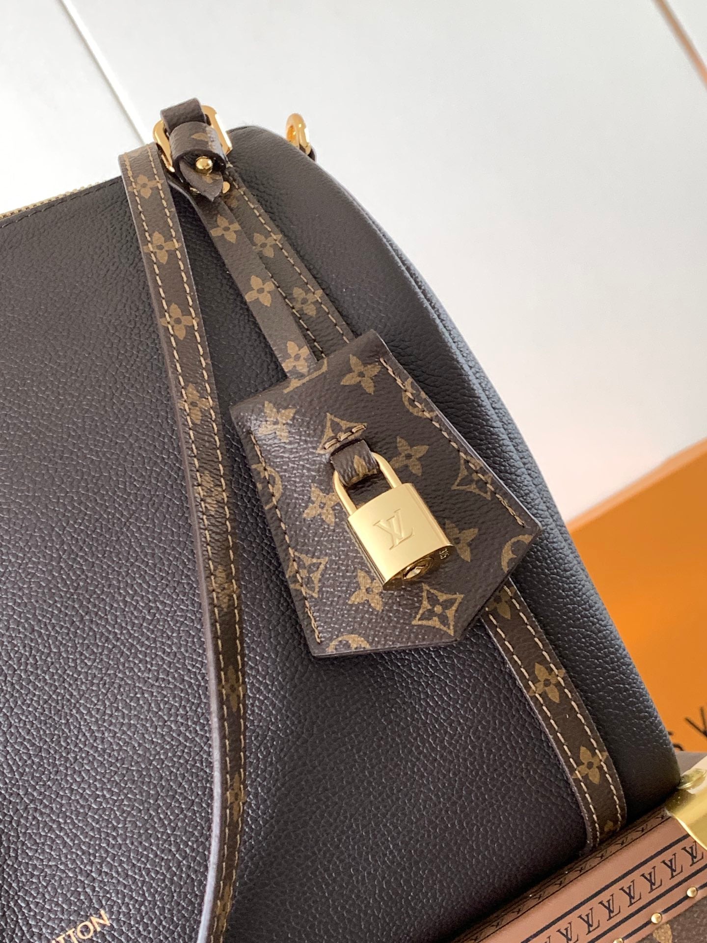 LV M26359 Express MM Handbag 36cm Black Cowhide GHW mysite