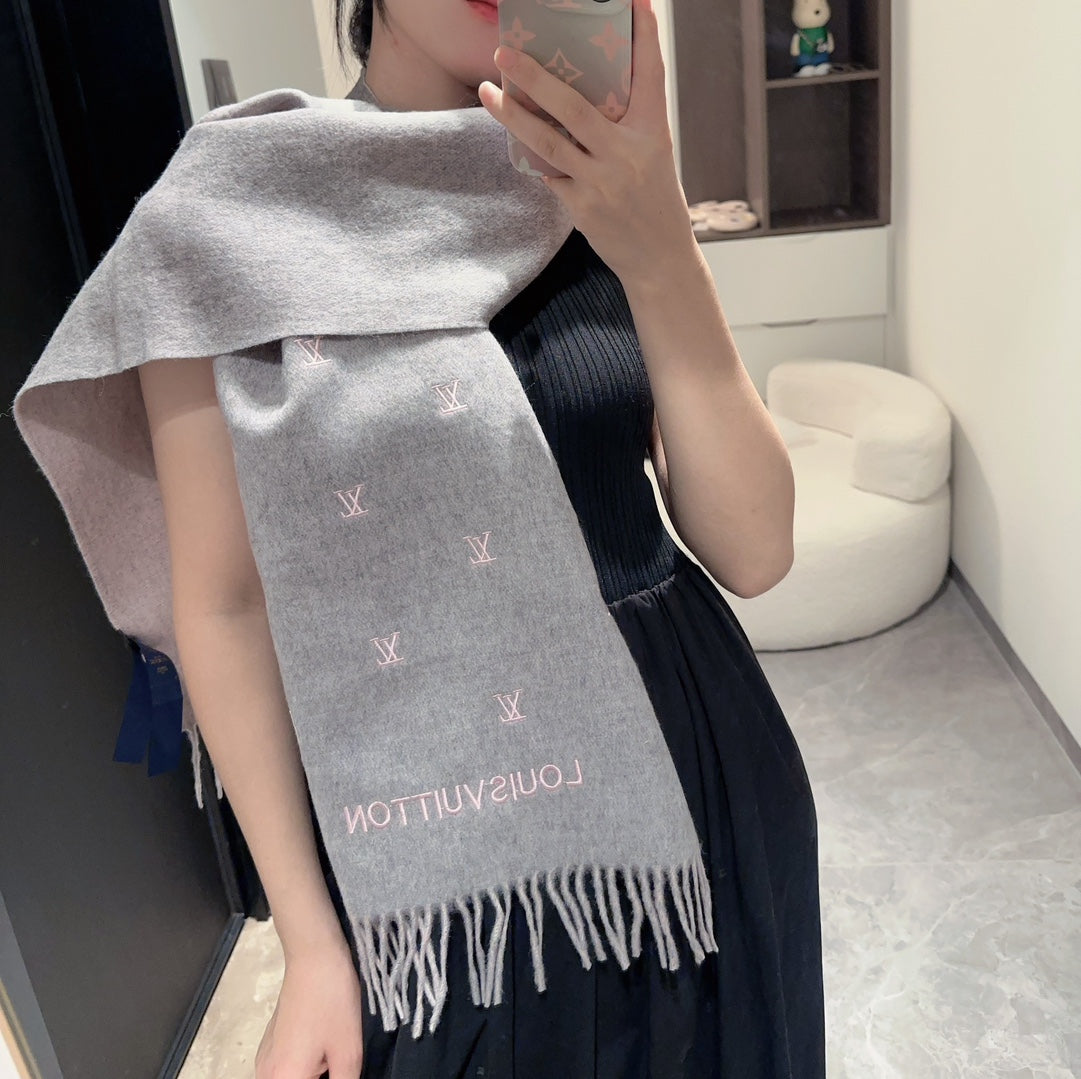 SCARF 190 CM IN HARBOR GRAY CASHMERE WITH PINK LOGO 396327 mysite