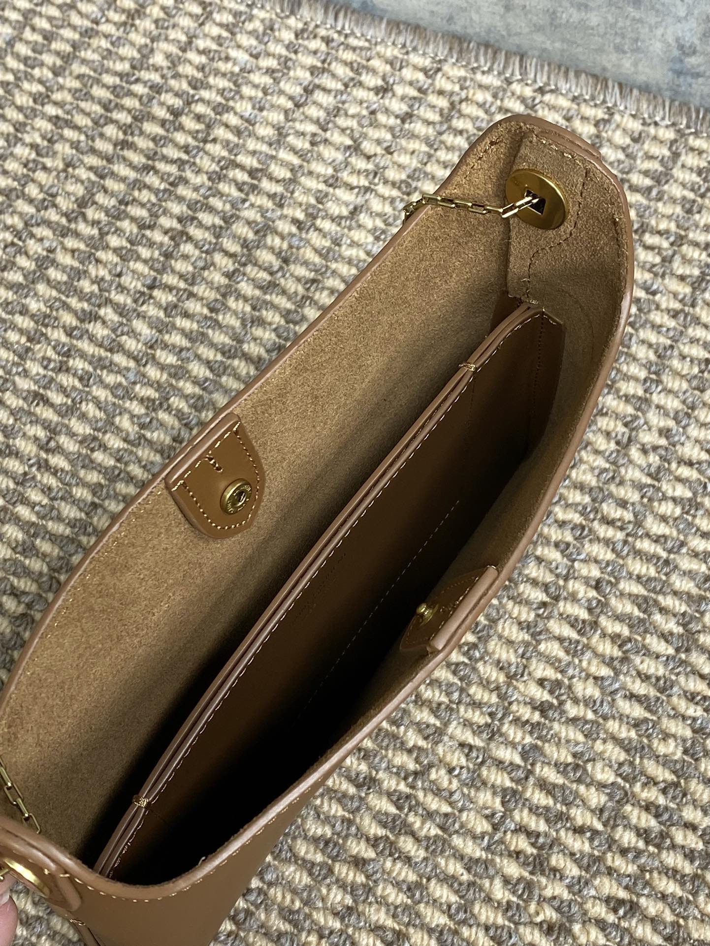 FLAT SHOULDER BAG 23 IN TAWNY BROWN CALFSKIN GOLD CHAIN mysite