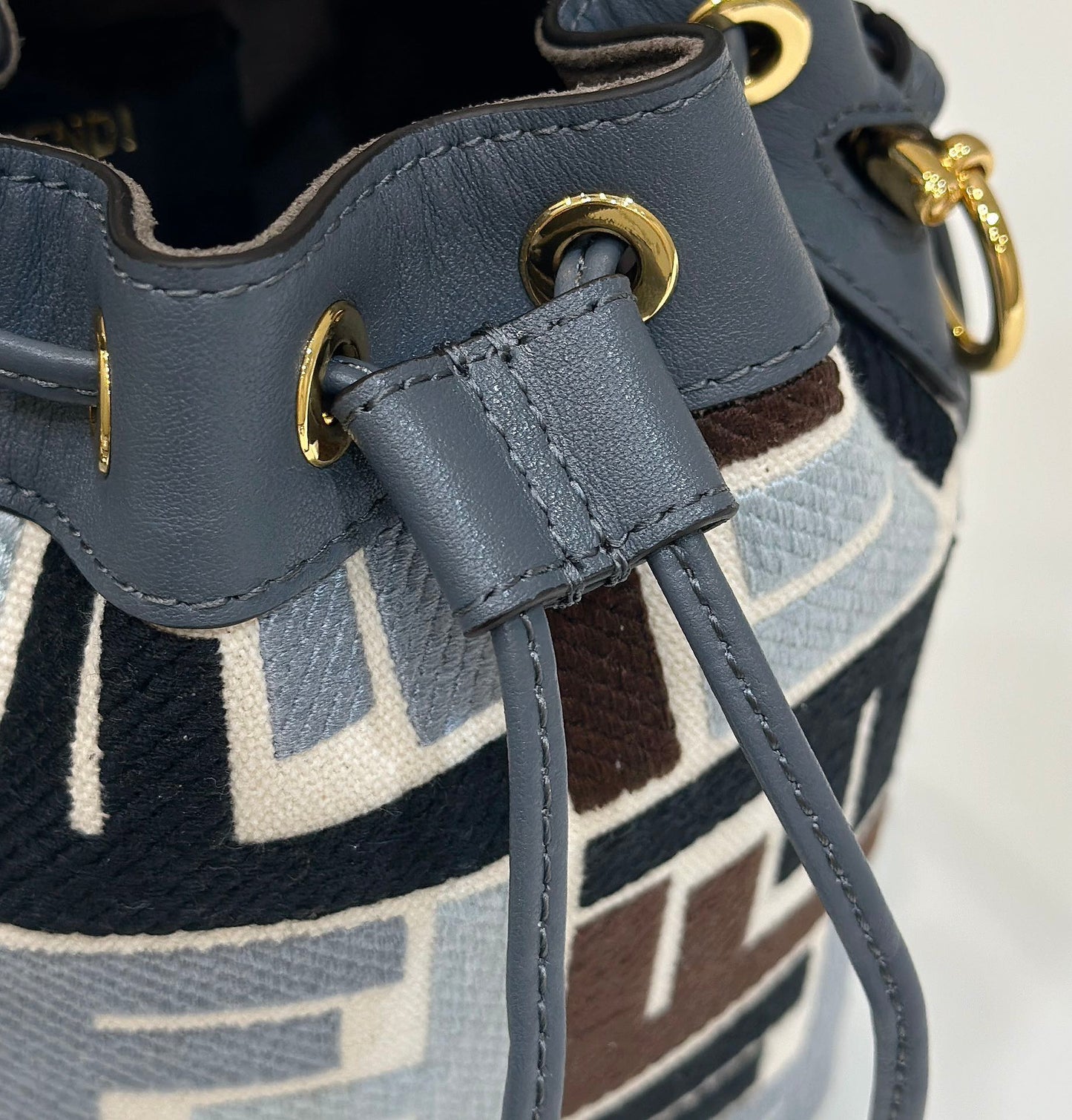 MON TRESOR 18 IN COLORFUL CANVAS WITH FF MOTIF EMBROIDERED mysite