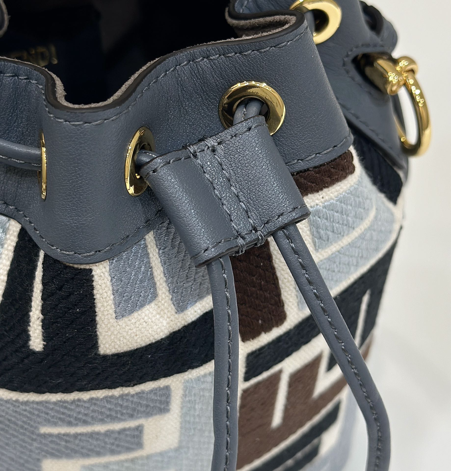 MON TRESOR 18 IN COLORFUL CANVAS WITH FF MOTIF EMBROIDERED mysite