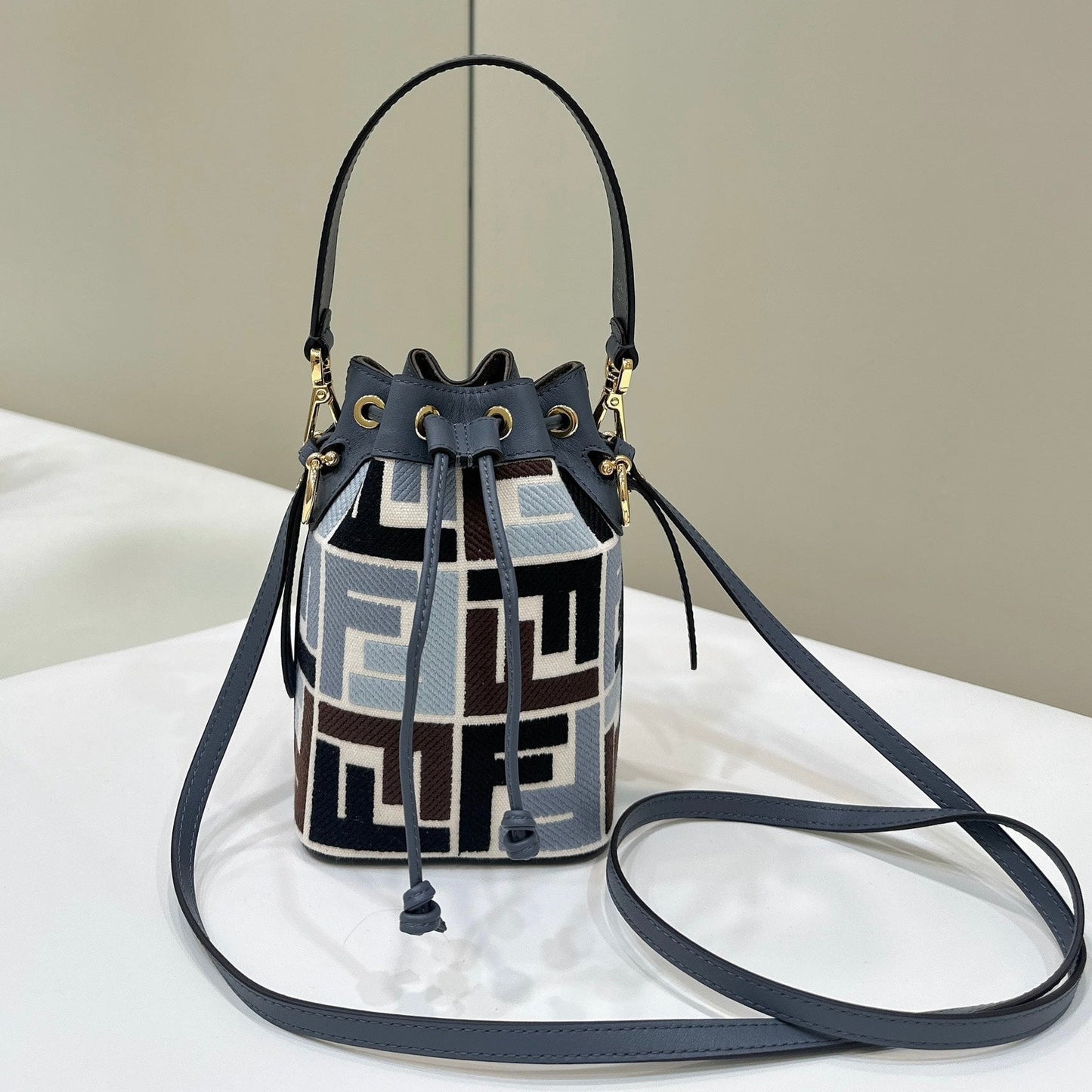 MON TRESOR 18 IN COLORFUL CANVAS WITH FF MOTIF EMBROIDERED mysite