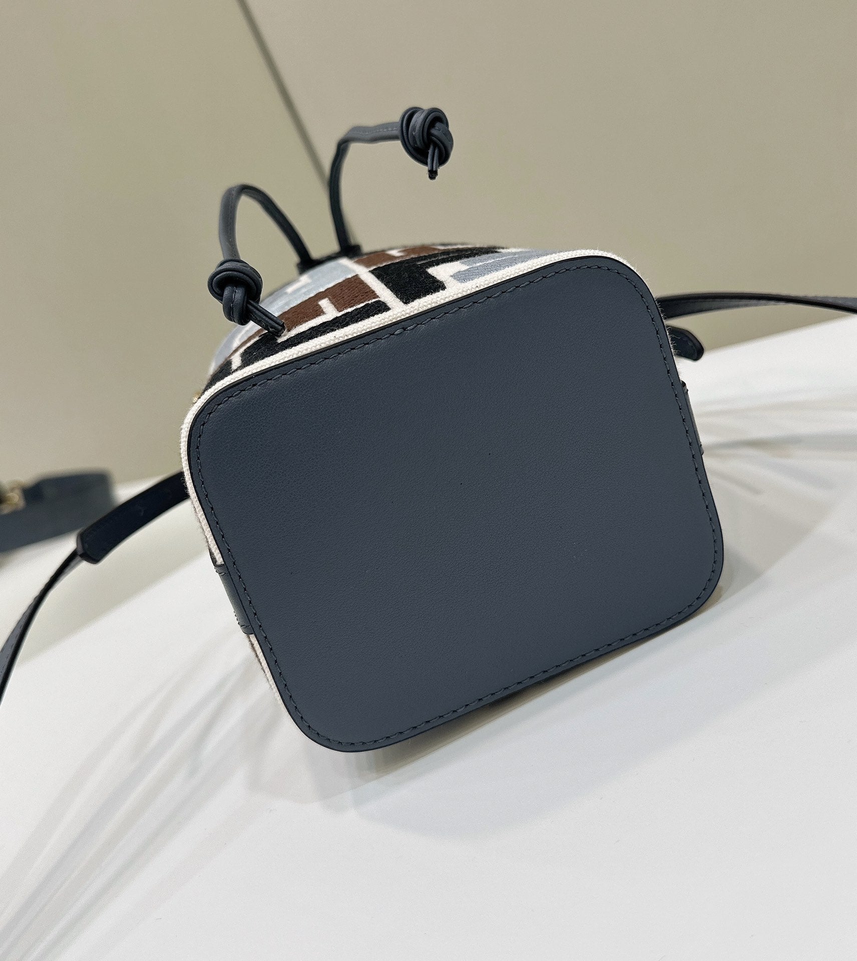 MON TRESOR 18 IN COLORFUL CANVAS WITH FF MOTIF EMBROIDERED mysite