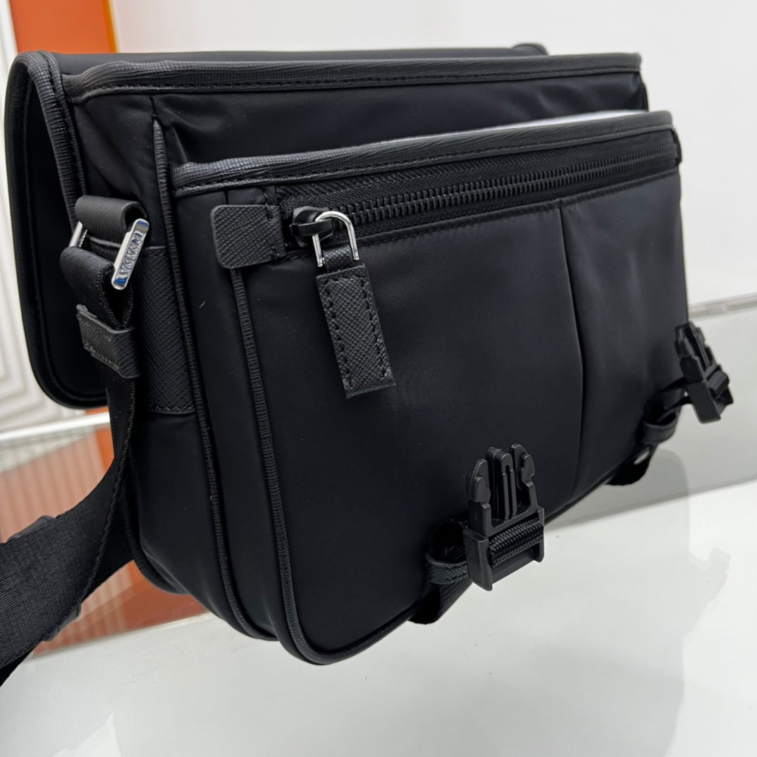 PRA SMALL 26 SHOULDERBAG IN BLACK SAFFIANO LEATHER mysite