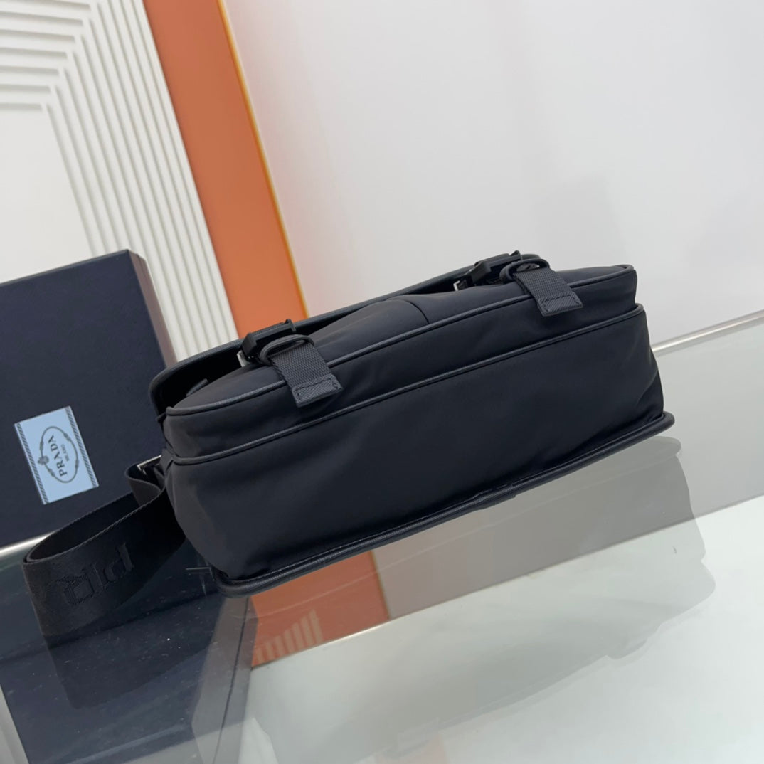 PRA SMALL 26 SHOULDERBAG IN BLACK SAFFIANO LEATHER mysite