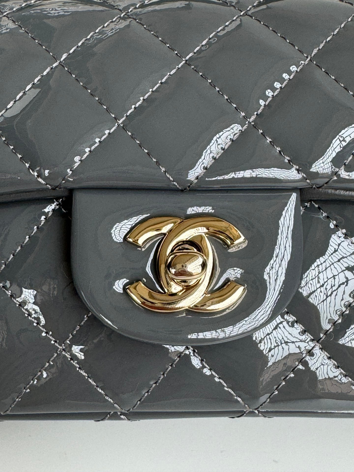 24c mini flap bag 20cm with top handle grey patent calfskin mysite