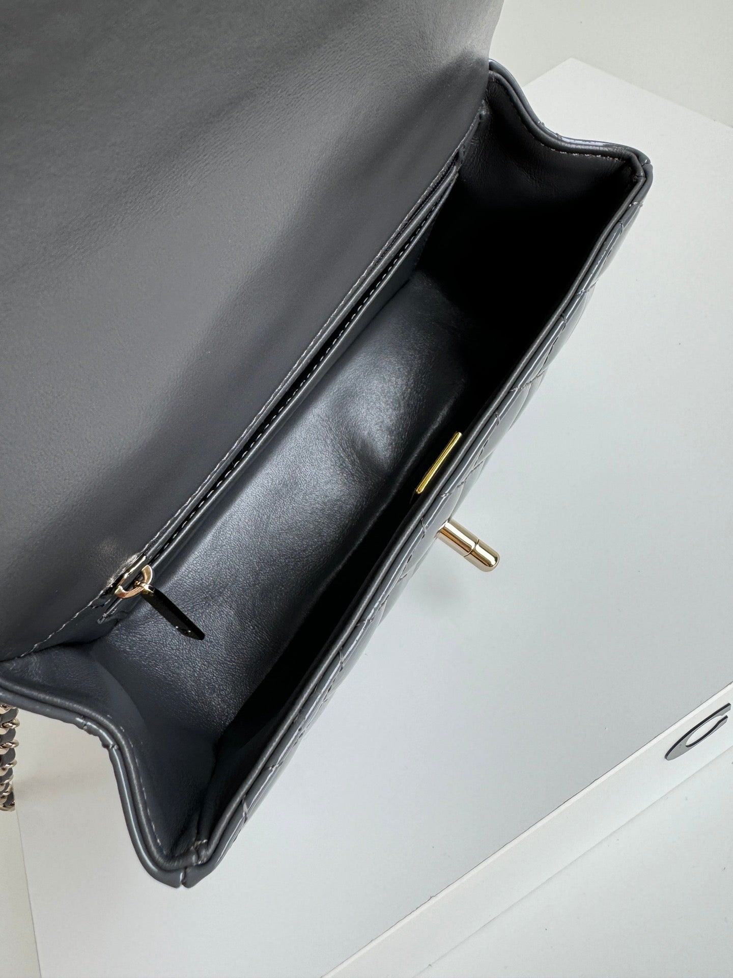 24c mini flap bag 20cm with top handle grey patent calfskin mysite