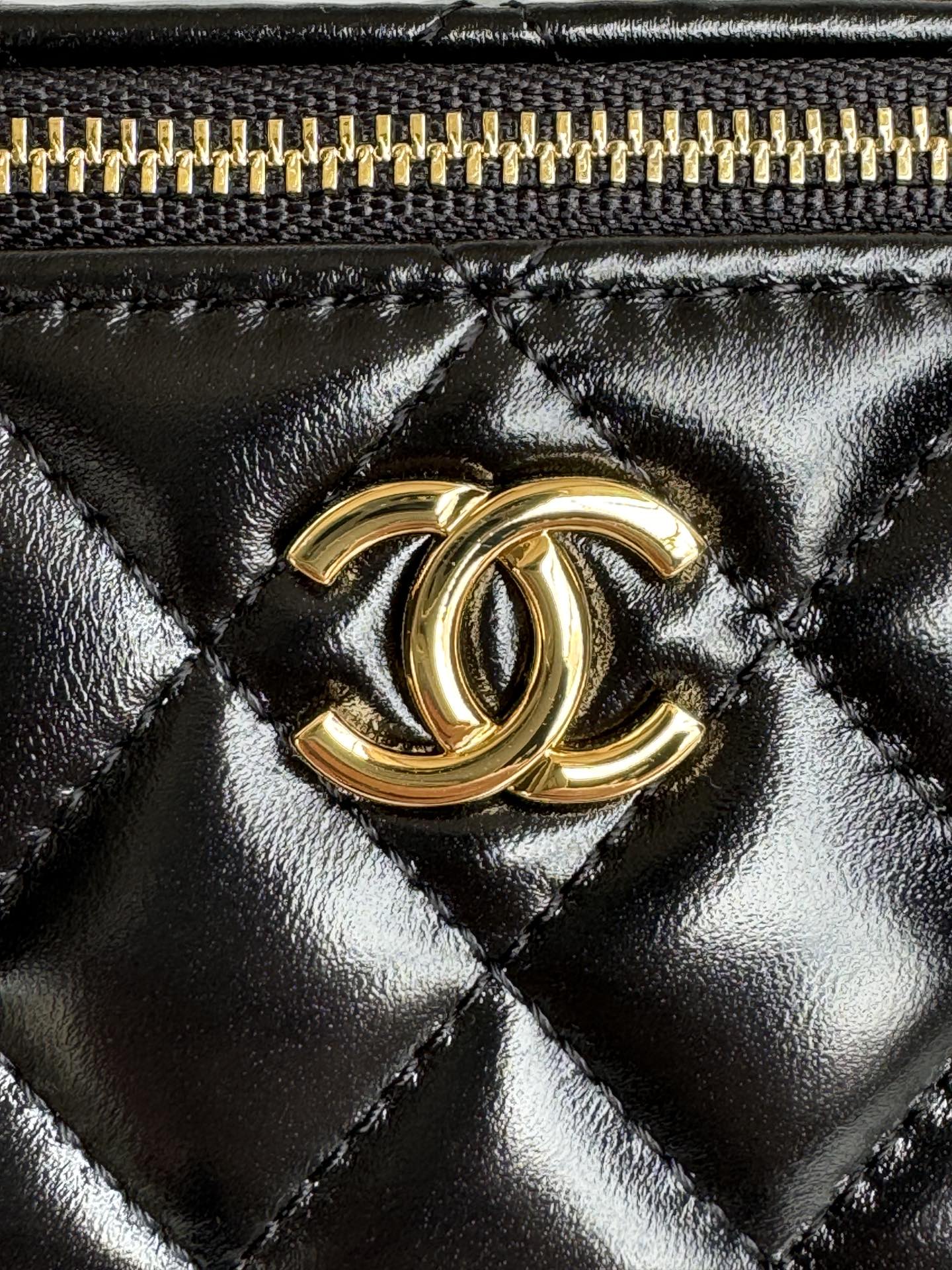 SMALL VANITY CASE 17 WITH HANDLE IN BLACK CALFSKIN GOLD METAL CHAIN mysite