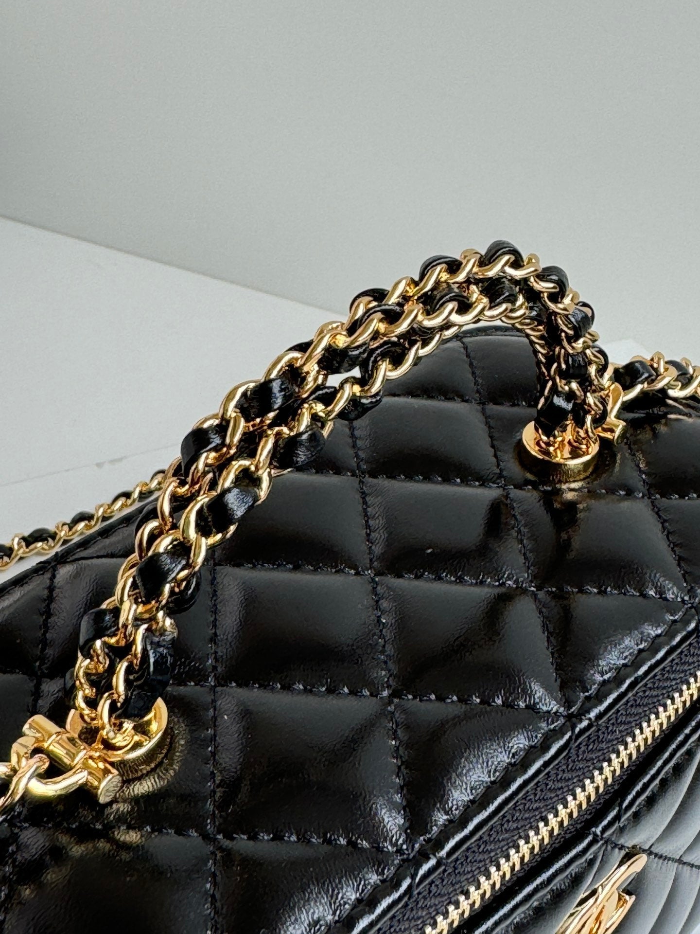 SMALL VANITY CASE 17 WITH HANDLE IN BLACK CALFSKIN GOLD METAL CHAIN mysite