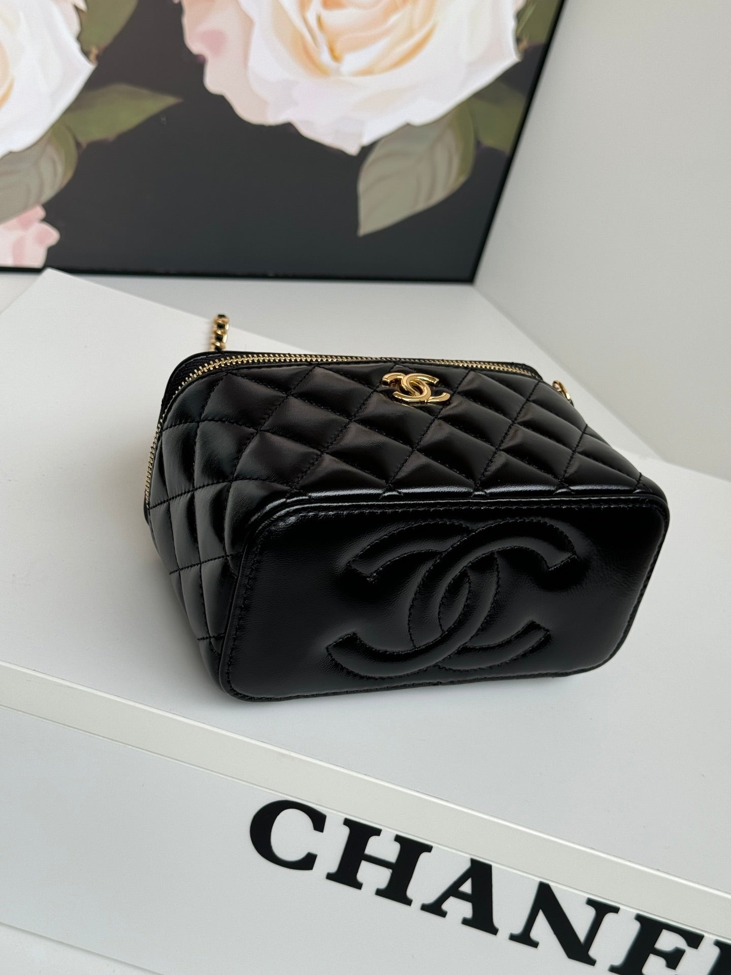 SMALL VANITY CASE 17 WITH HANDLE IN BLACK CALFSKIN GOLD METAL CHAIN mysite