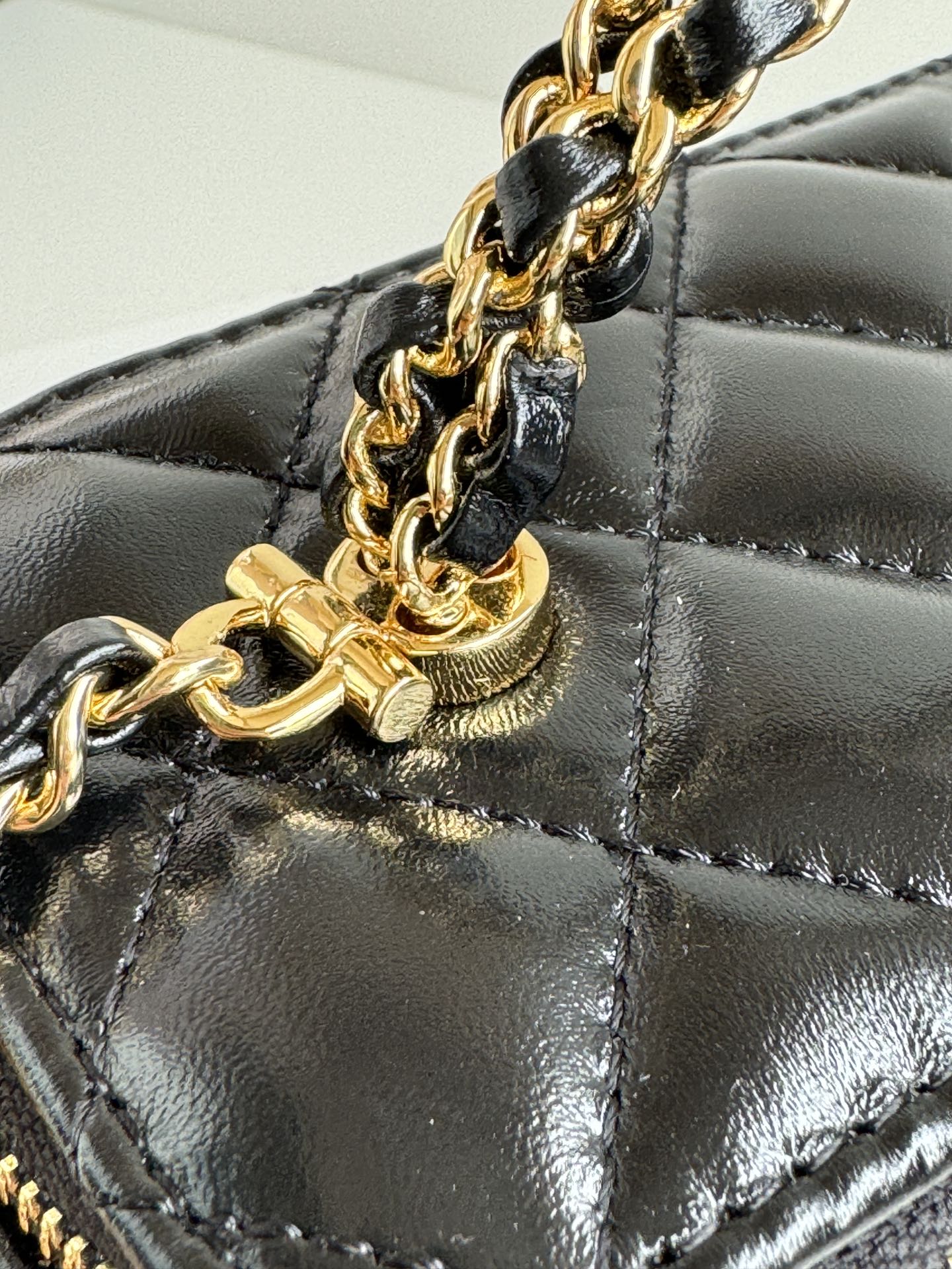 SMALL VANITY CASE 17 WITH HANDLE IN BLACK CALFSKIN GOLD METAL CHAIN mysite