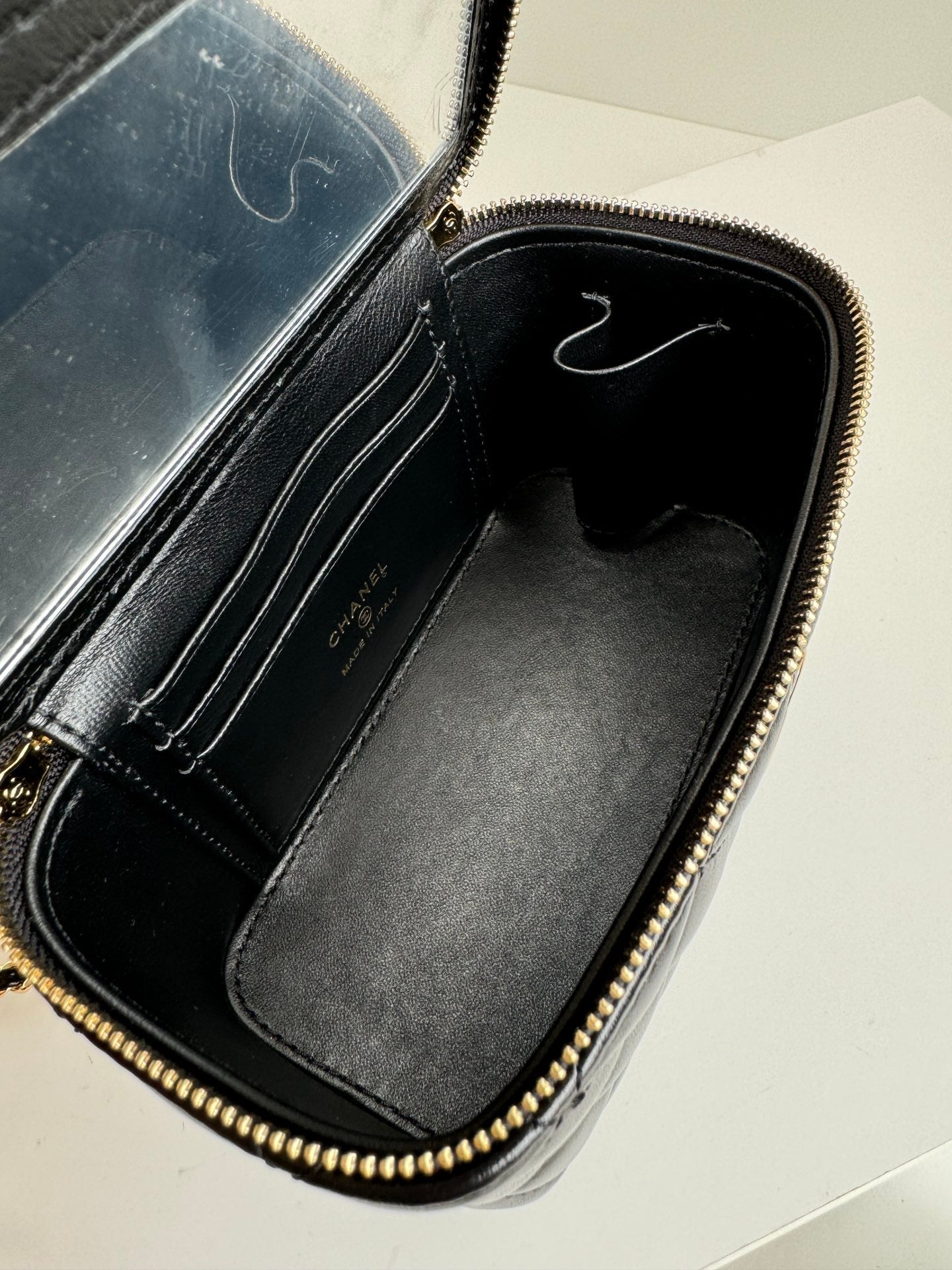 SMALL VANITY CASE 17 WITH HANDLE IN BLACK CALFSKIN GOLD METAL CHAIN mysite