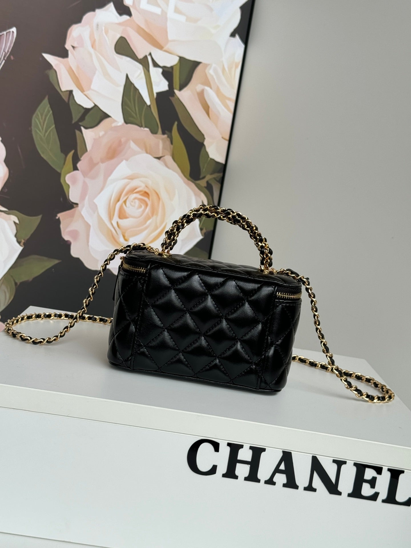 SMALL VANITY CASE 17 WITH HANDLE IN BLACK CALFSKIN GOLD METAL CHAIN mysite