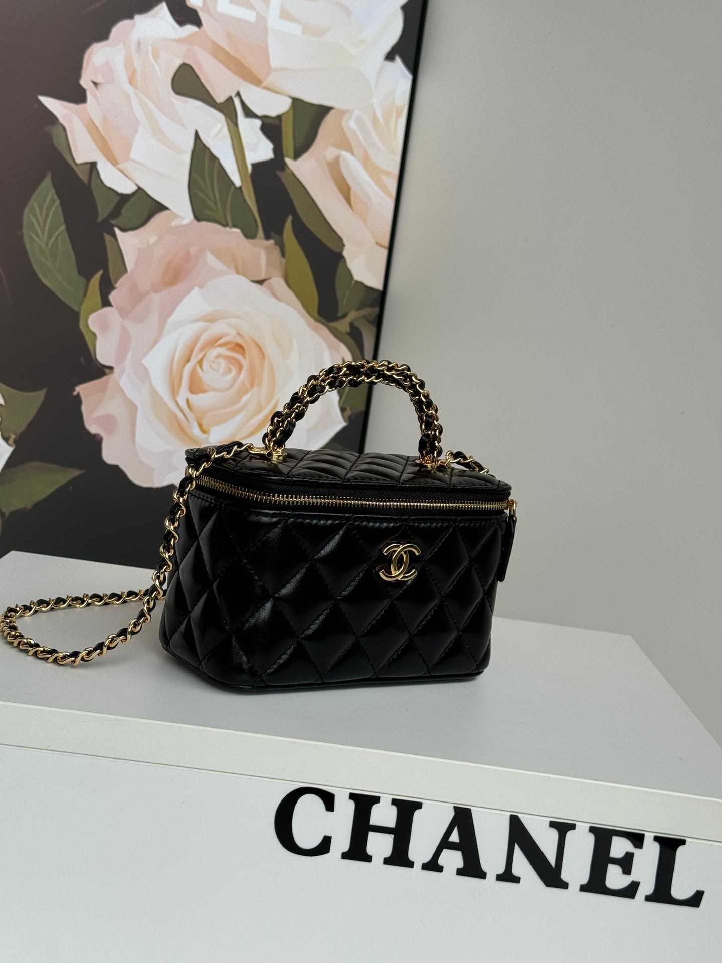 SMALL VANITY CASE 17 WITH HANDLE IN BLACK CALFSKIN GOLD METAL CHAIN mysite