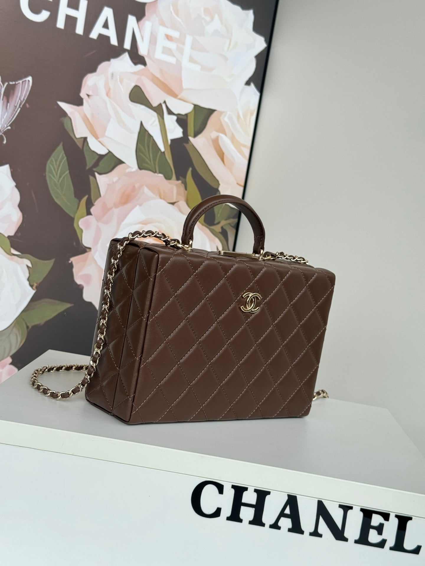 MEDIUM BOX BAG 22 IN CHOCOLATE LAMBSKIN GOLD HARDWARE mysite