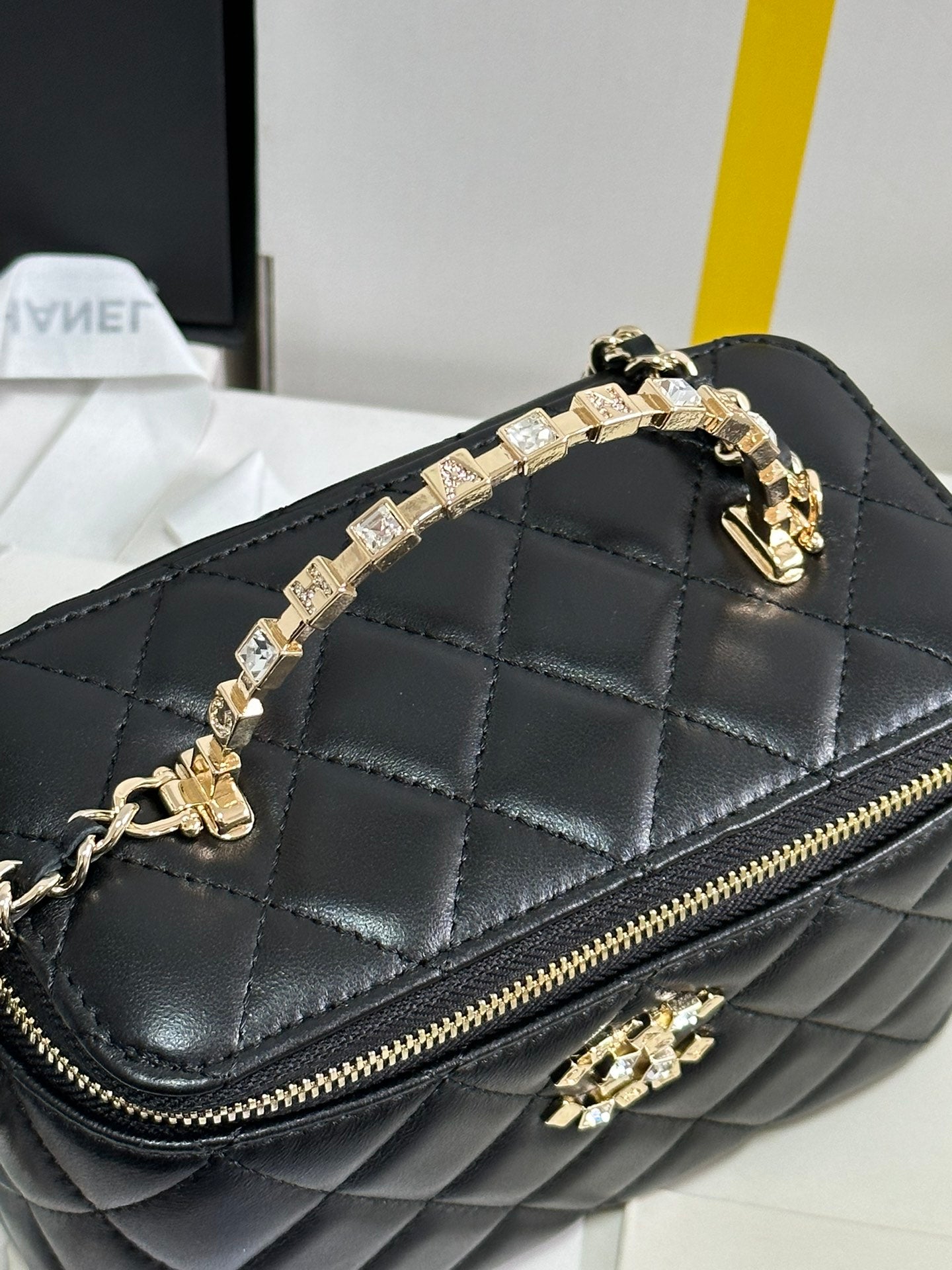 VANITY CASE 18 IN BLACK CALFSKIN GOLD HARDWARE mysite