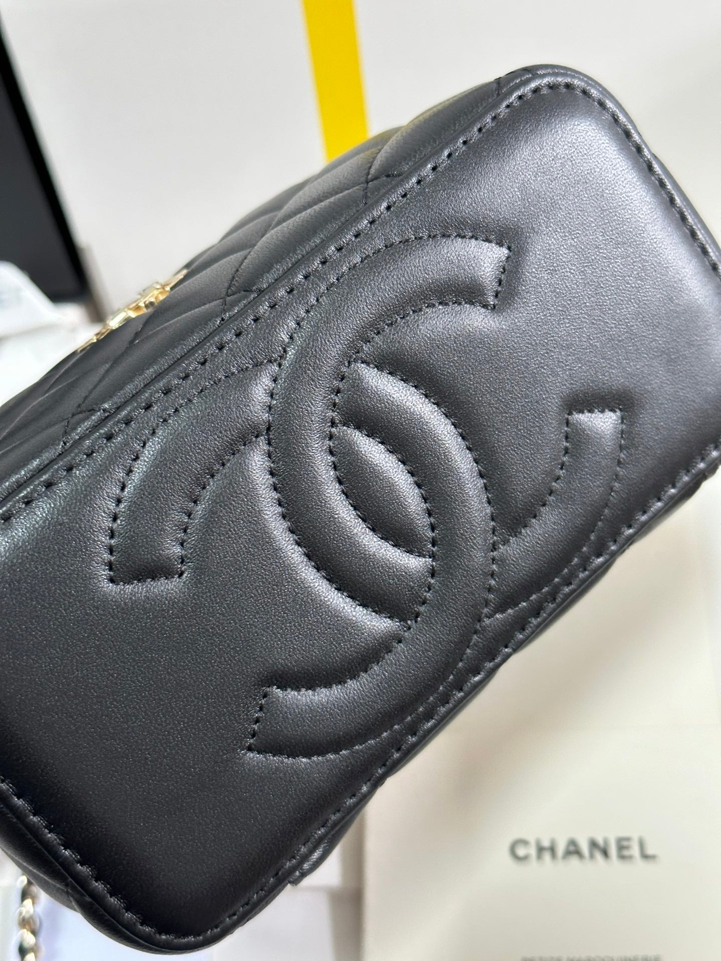 VANITY CASE 18 IN BLACK CALFSKIN GOLD HARDWARE mysite