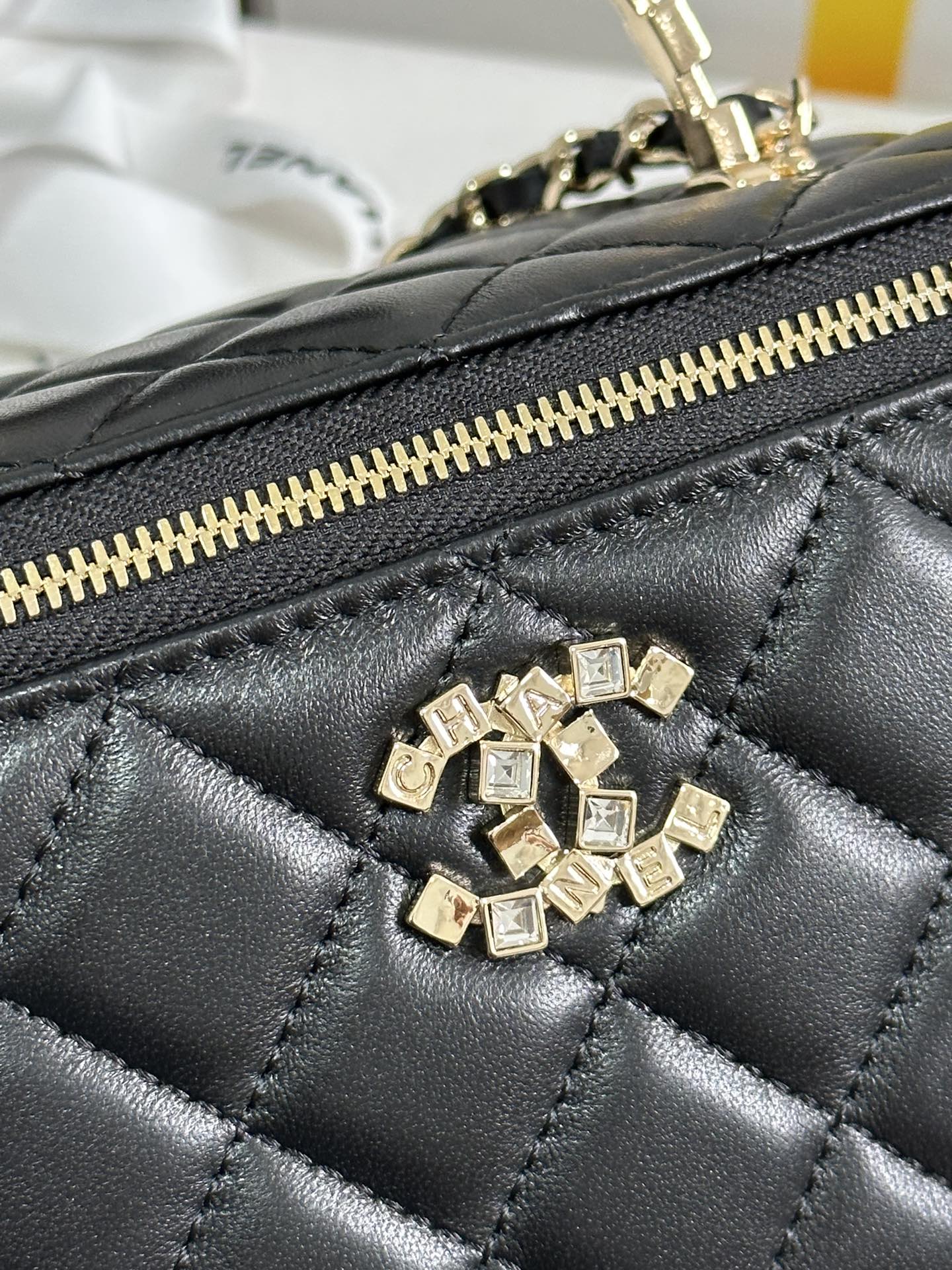 VANITY CASE 18 IN BLACK CALFSKIN GOLD HARDWARE mysite