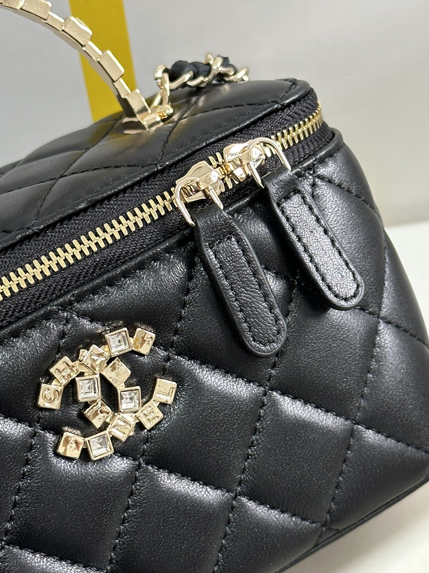 VANITY CASE 18 IN BLACK CALFSKIN GOLD HARDWARE mysite