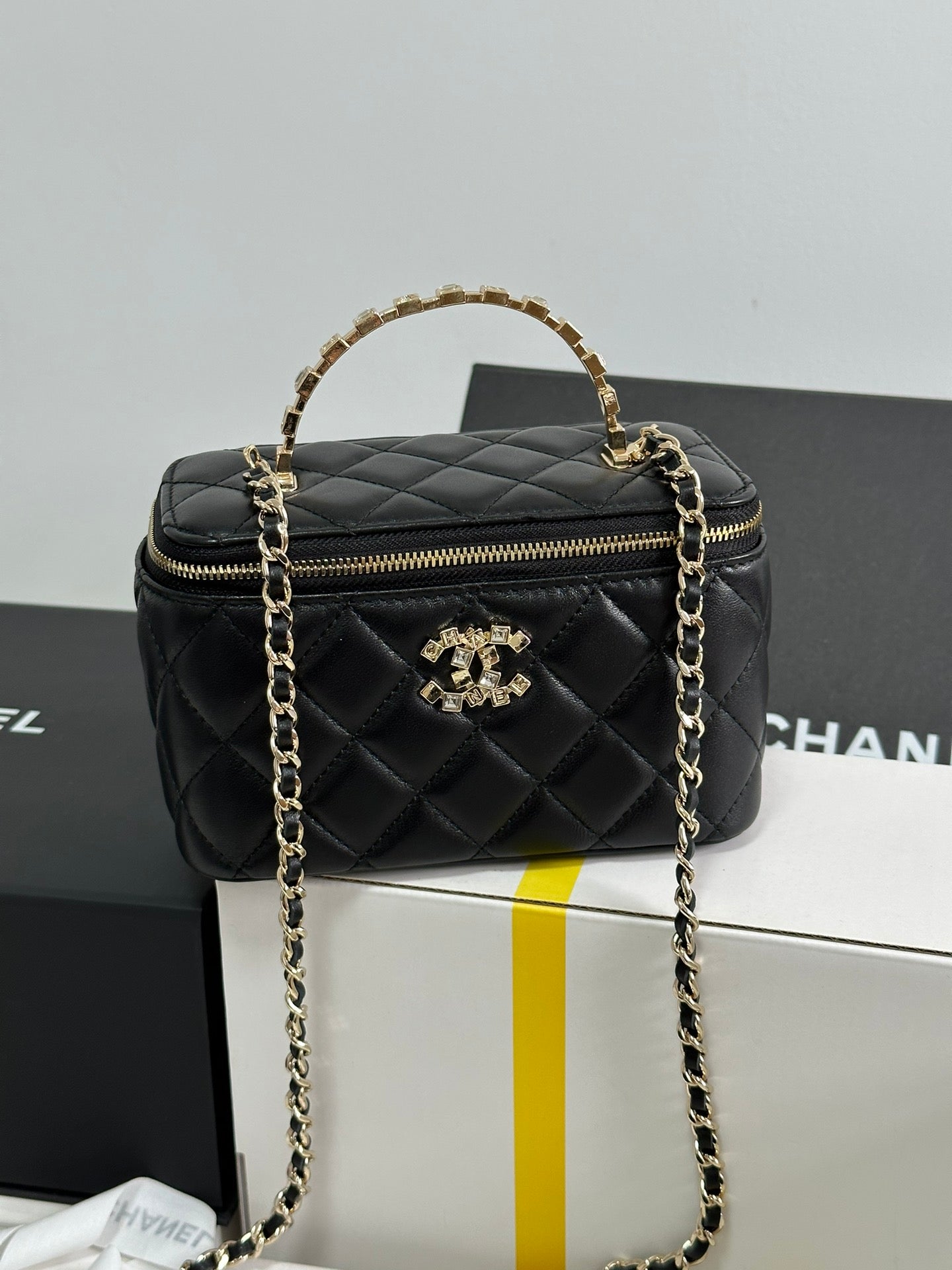 VANITY CASE 18 IN BLACK CALFSKIN GOLD HARDWARE mysite