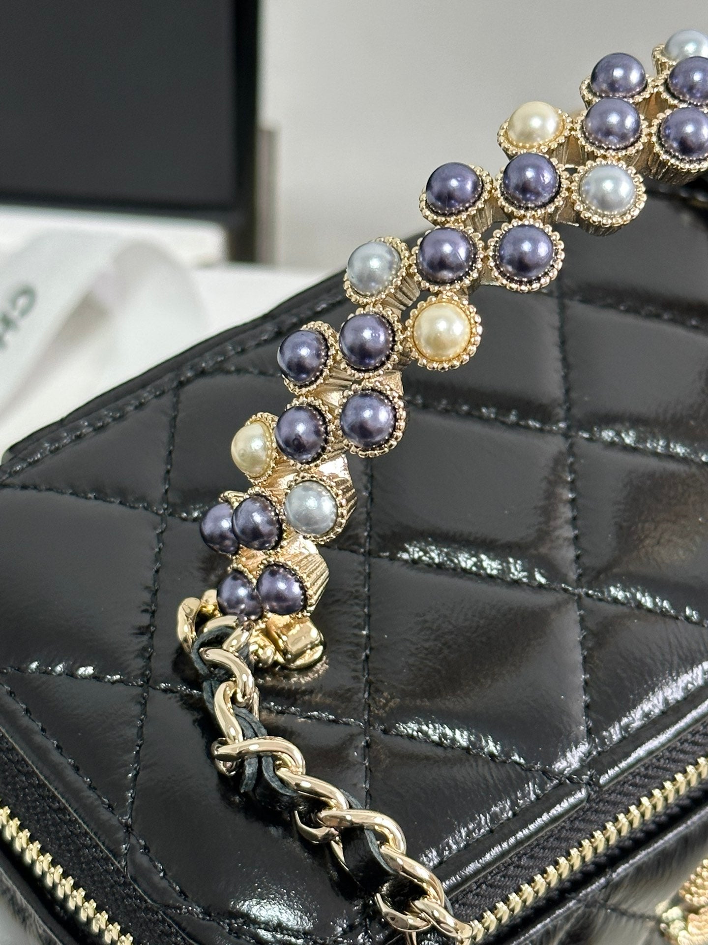 VANITY CASE 18 IN BLACK SHINY LAMBSKIN WITH PEARL HANDLE mysite