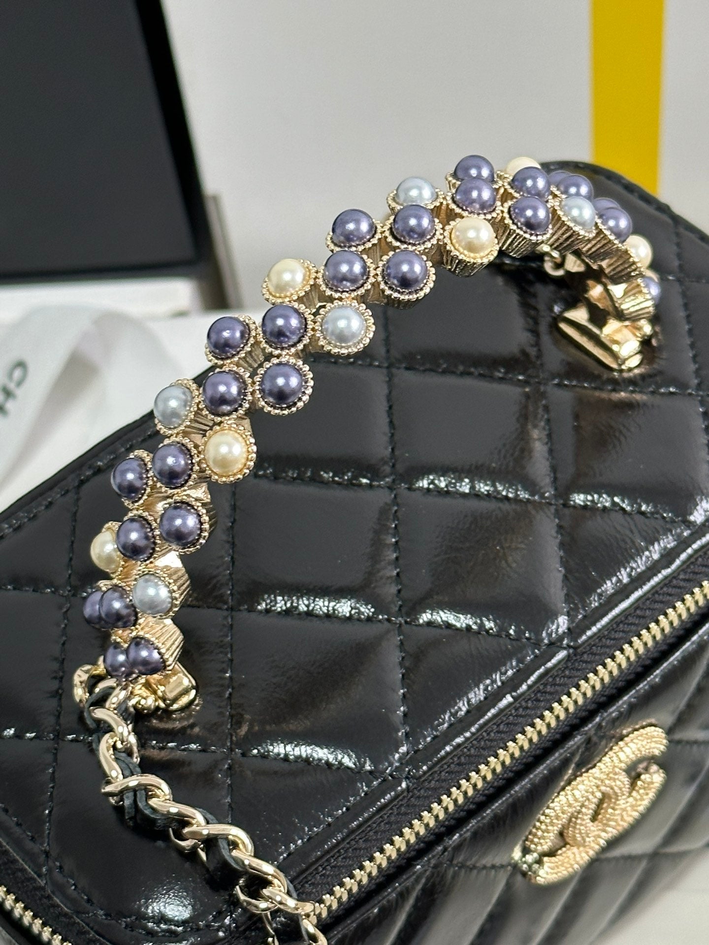 VANITY CASE 18 IN BLACK SHINY LAMBSKIN WITH PEARL HANDLE mysite