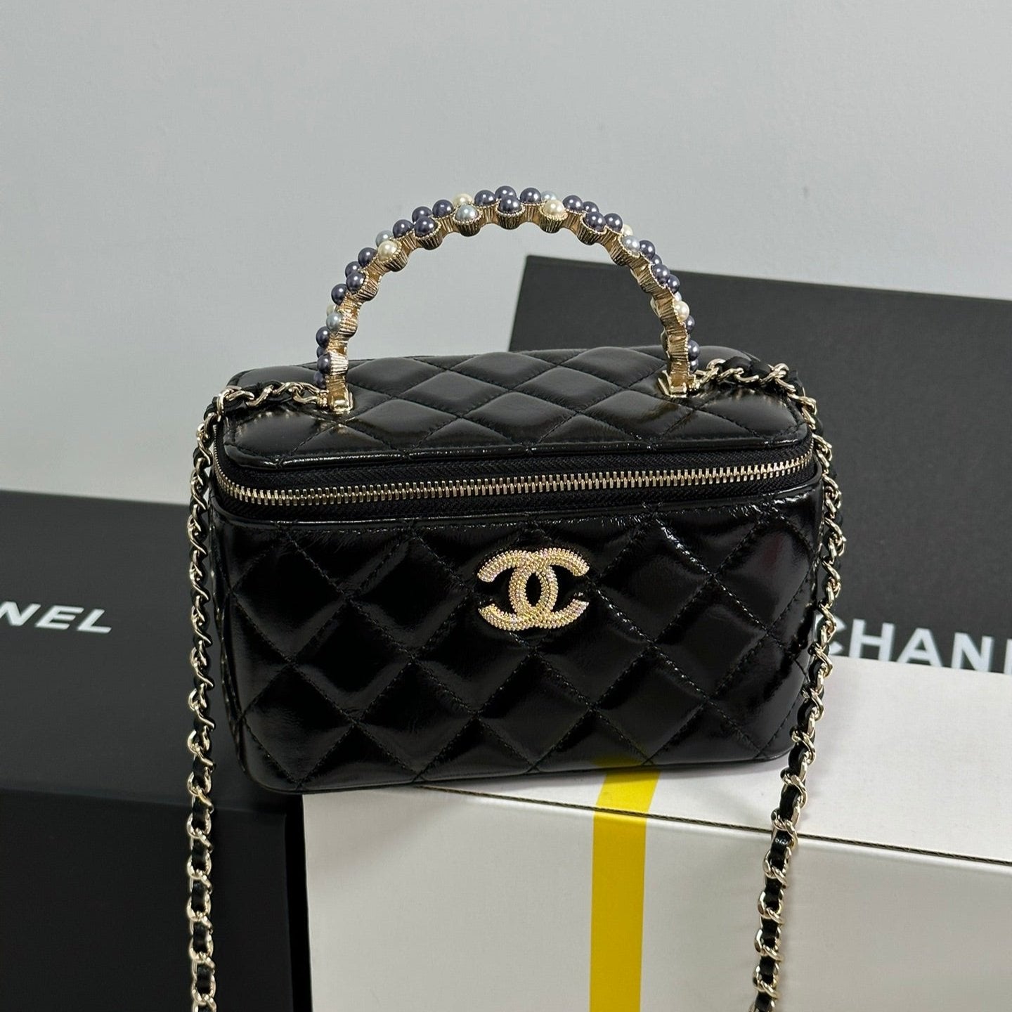 VANITY CASE 18 IN BLACK SHINY LAMBSKIN WITH PEARL HANDLE mysite