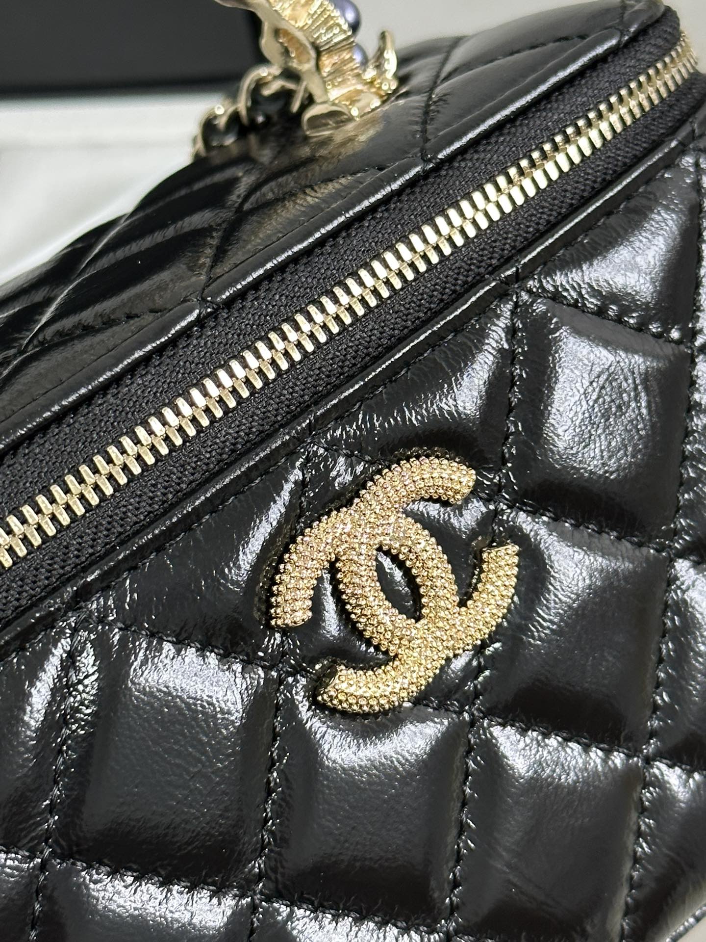 VANITY CASE 18 IN BLACK SHINY LAMBSKIN WITH PEARL HANDLE mysite