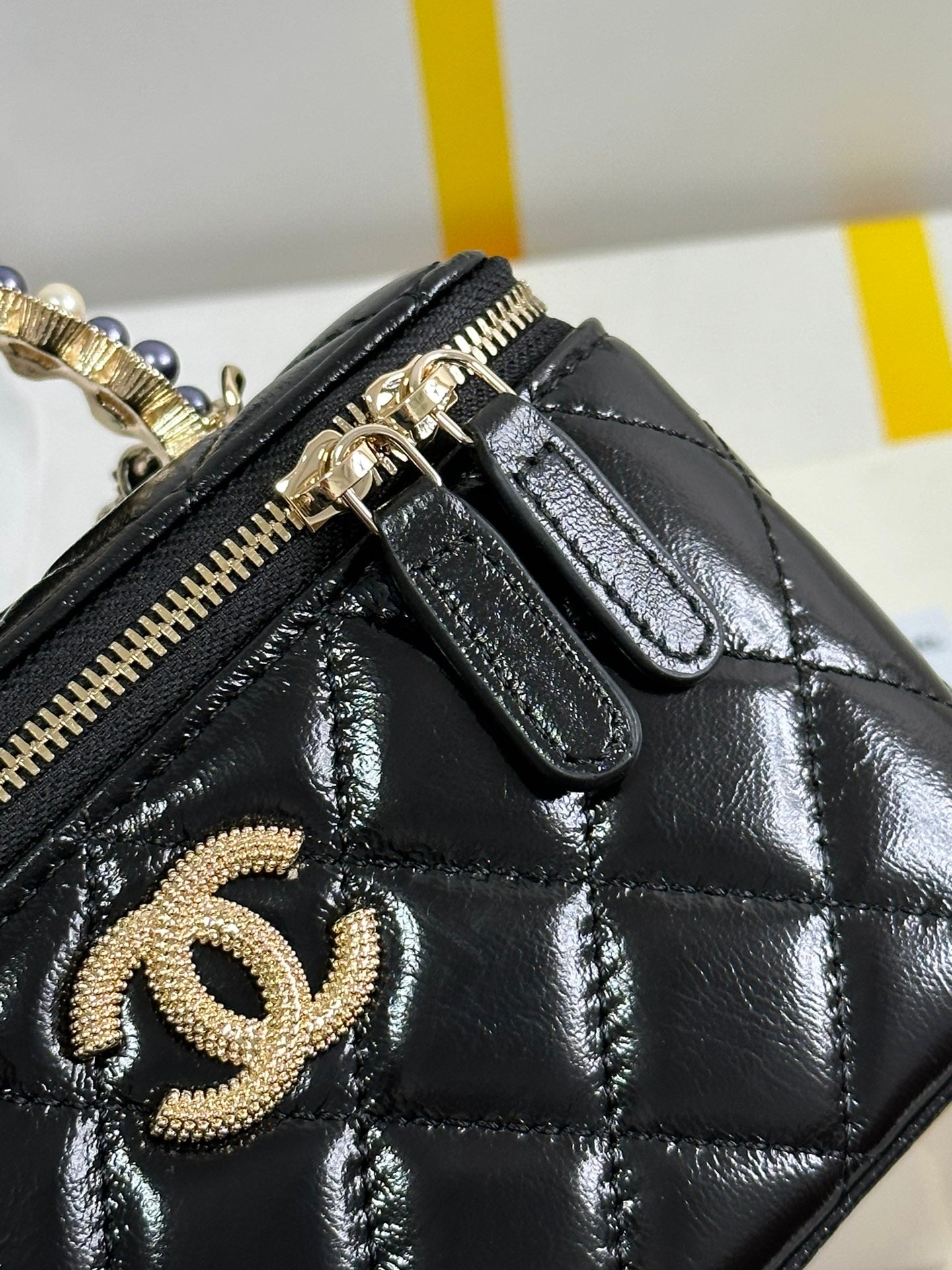 VANITY CASE 18 IN BLACK SHINY LAMBSKIN WITH PEARL HANDLE mysite