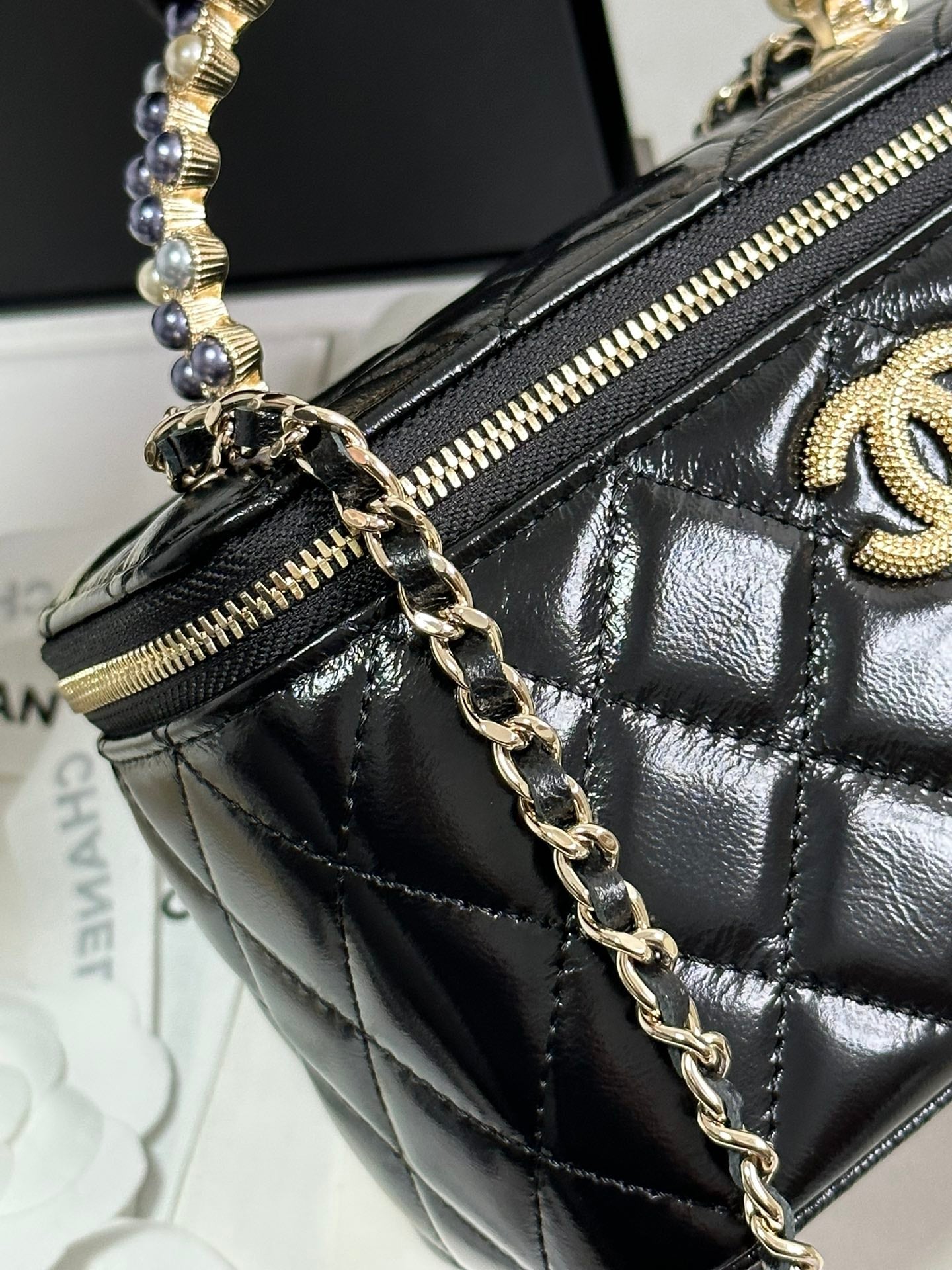 VANITY CASE 18 IN BLACK SHINY LAMBSKIN WITH PEARL HANDLE mysite