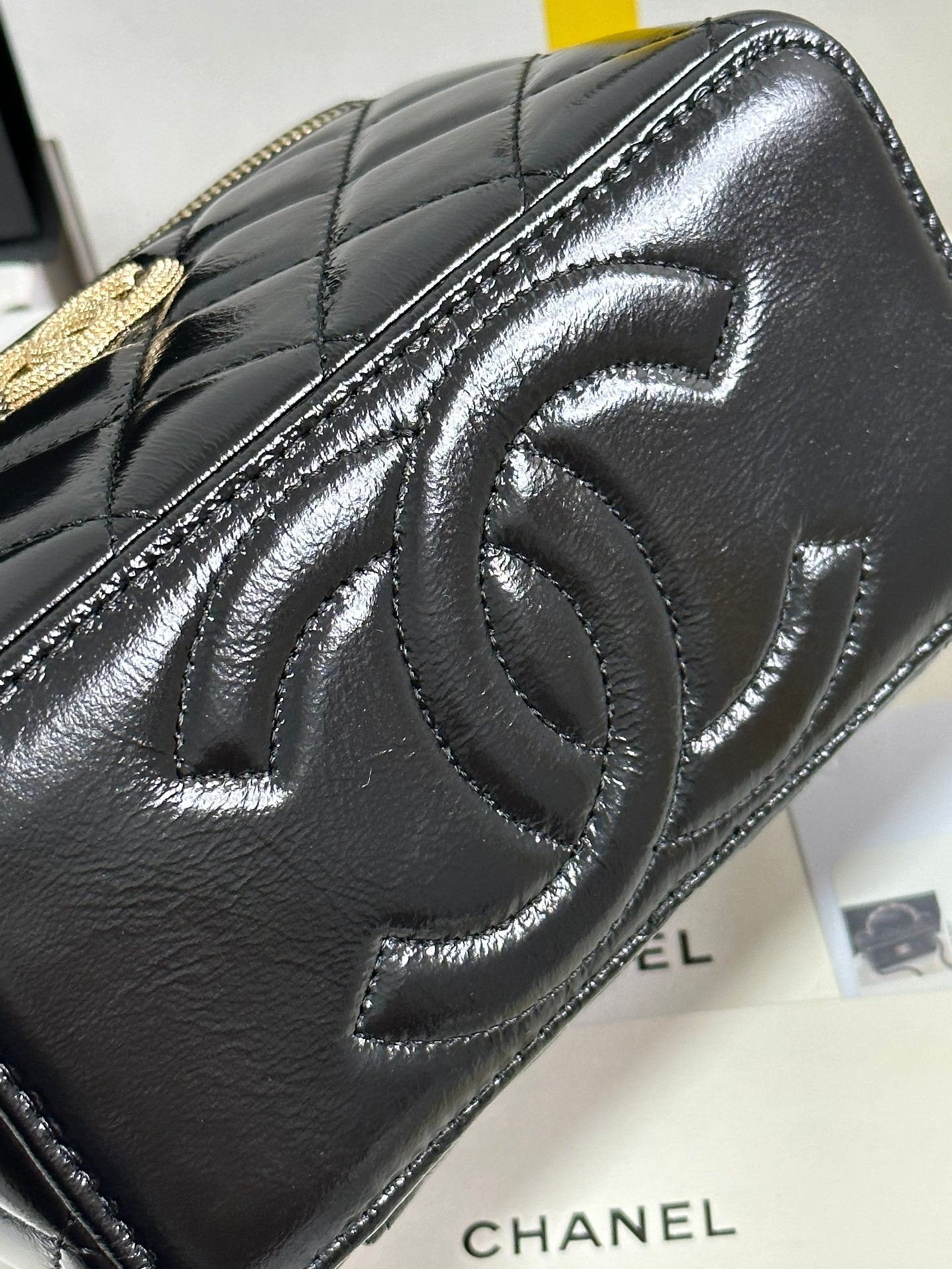 VANITY CASE 18 IN BLACK SHINY LAMBSKIN WITH PEARL HANDLE mysite