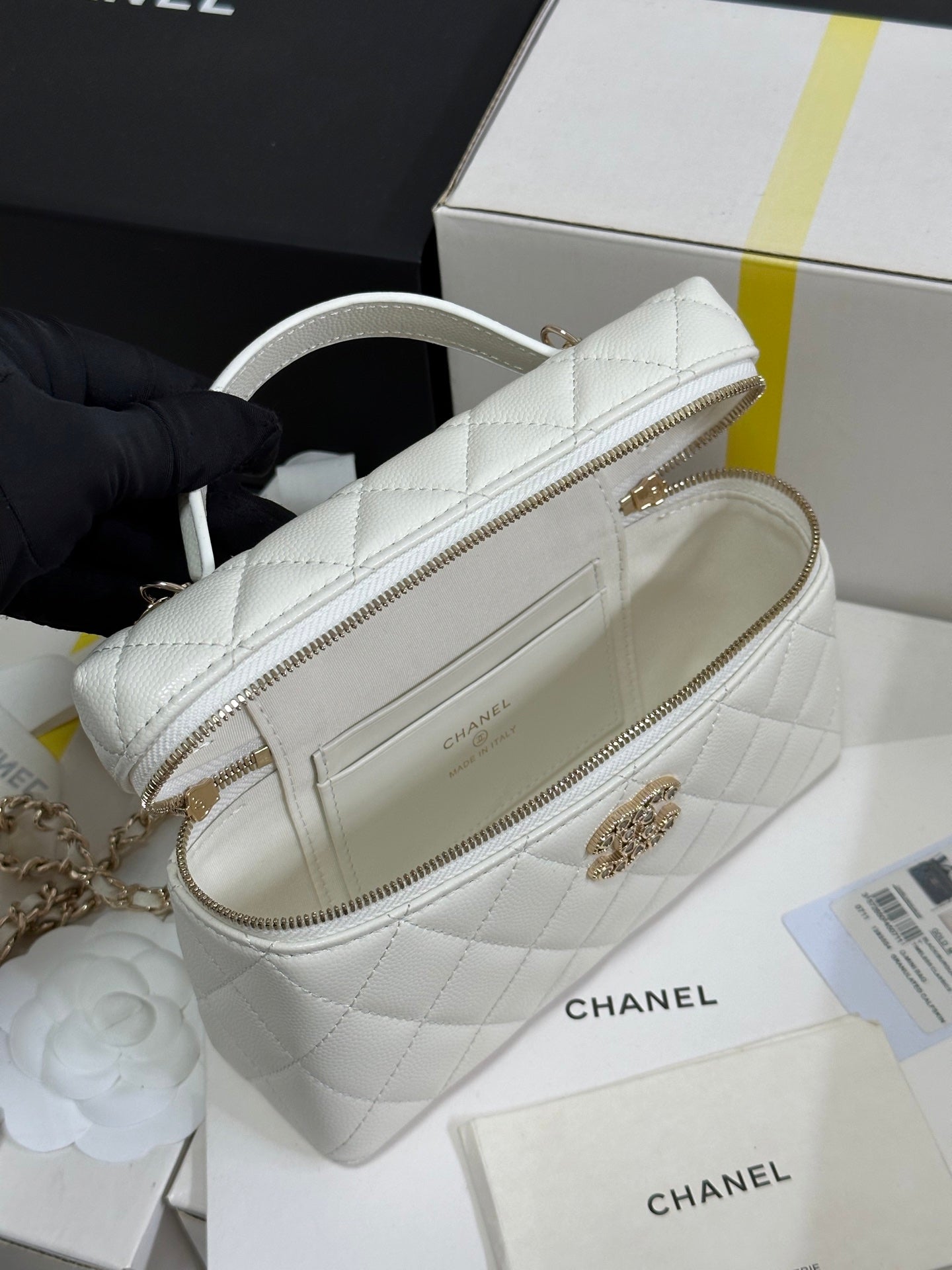 CC 25P Vanity Case 19.5cm White Calfskin Heart Rhinestone 243604 mysite